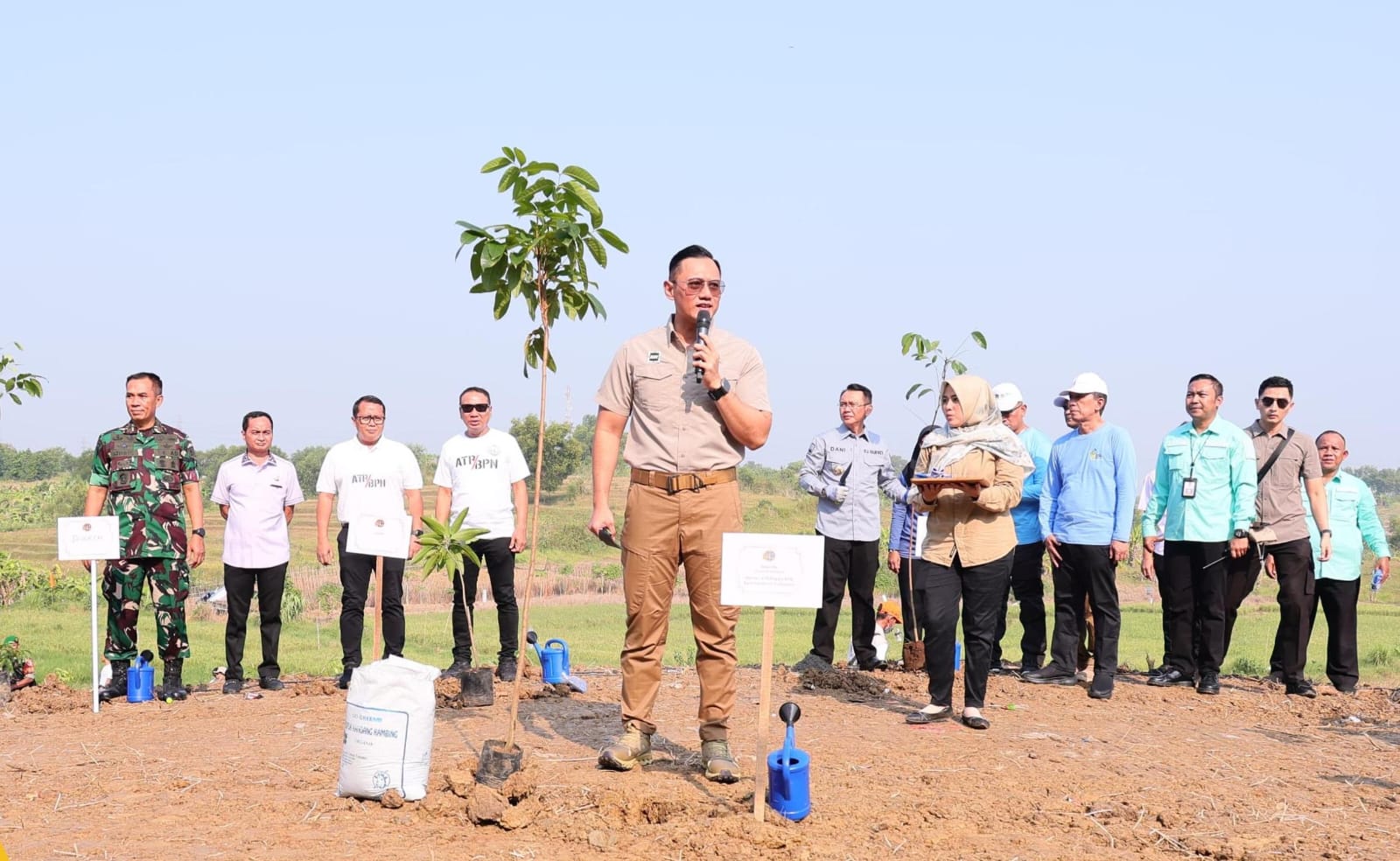 Penanaman pohon dipimpin oleh Menteri ATR/Kepala BPN, Agus Harimurti Yudhoyono (AHY) yang didampingi Pembina Ikatan Istri Karyawan dan Karyawati (IKAWATI) ATR/BPN, Annisa Pohan Yudhoyono.