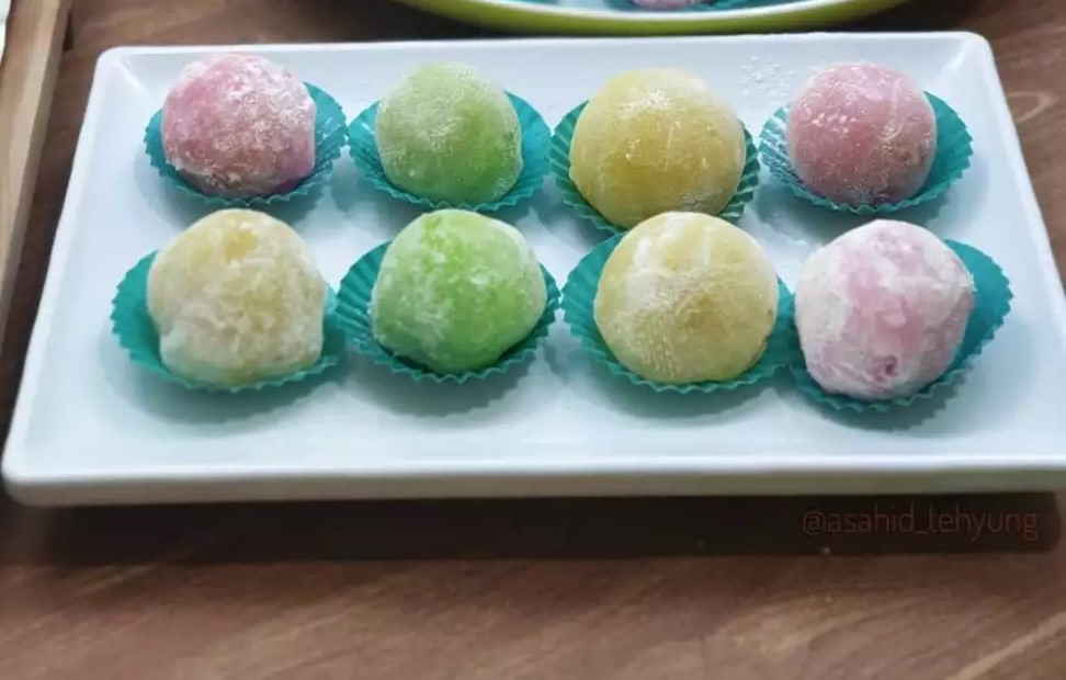 Mochi adalah kue Jepang yang terbuat dari beras ketan.