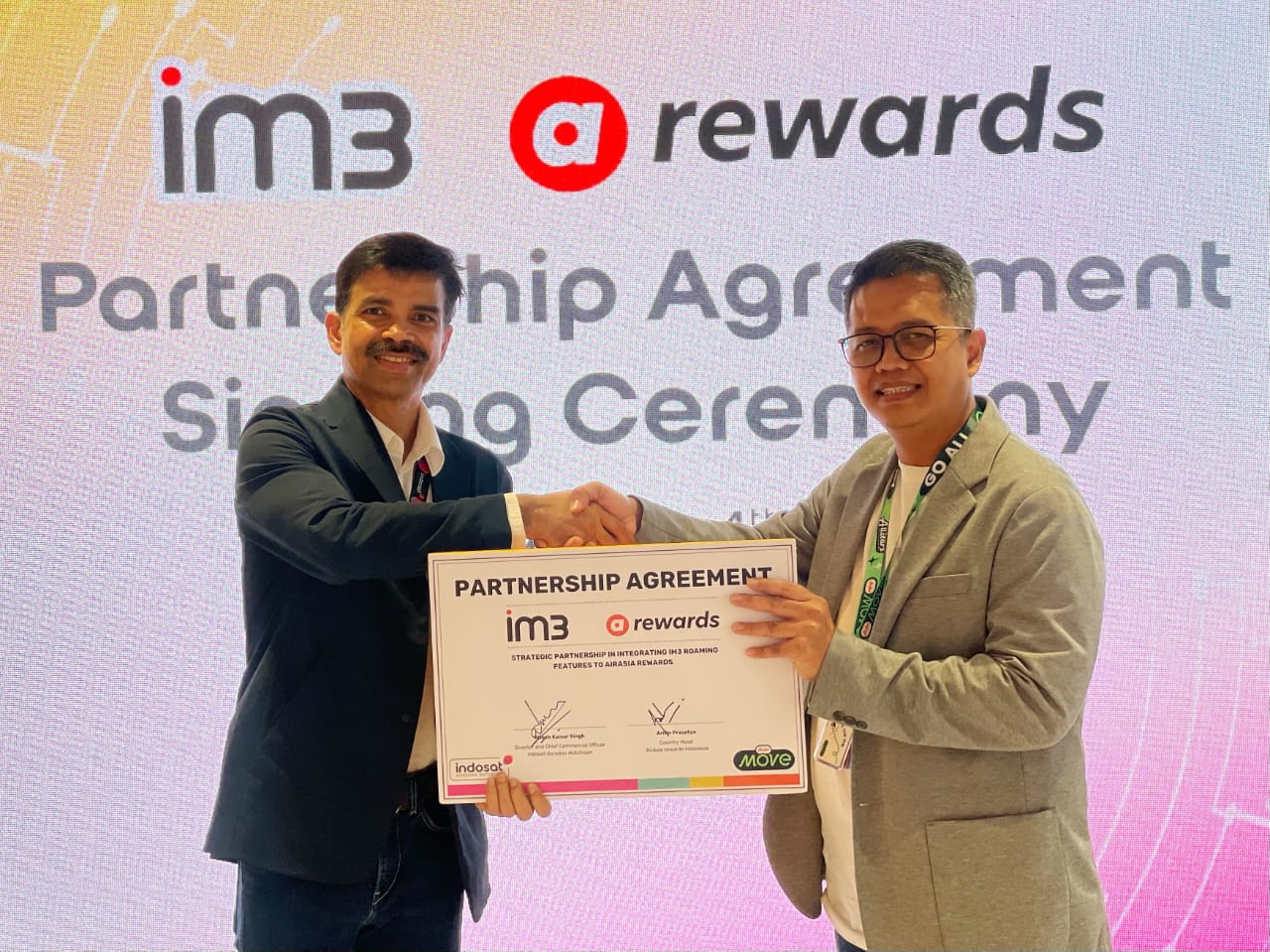 Penandatanganan MoU dilakukan oleh Ritesh Kumar Singh, Director and Chief Commercial Officer Indosat Ooredoo Hutchison, dan Country Head AirAsia rewards Indonesia, Arifin Prasetyo.