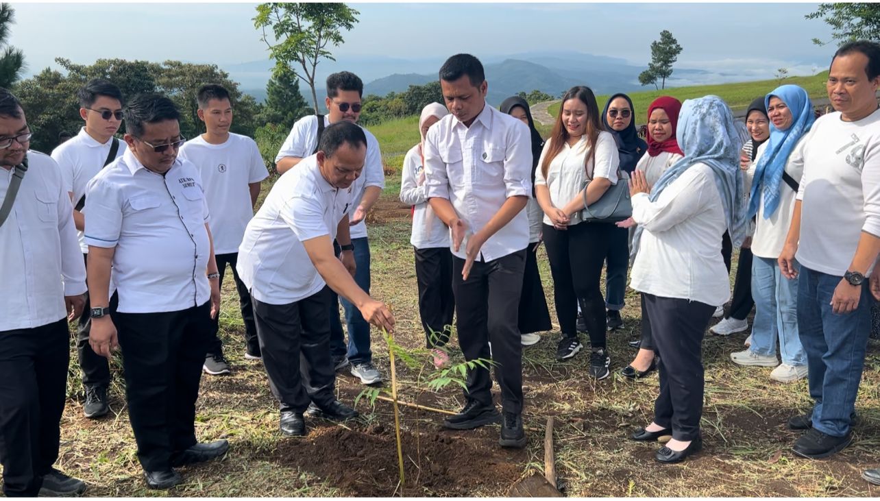 Plt. Kepala Kantah Kabupaten Tapsel, Perwira Karo Sekali dan Kepala UPTD Kebun Raya Sipirok Rudi Anhari bersama jajaran Pegawai BPN Tapsel menanam 100 bibit pohon Ingul di Kebun Raya Sipirok.