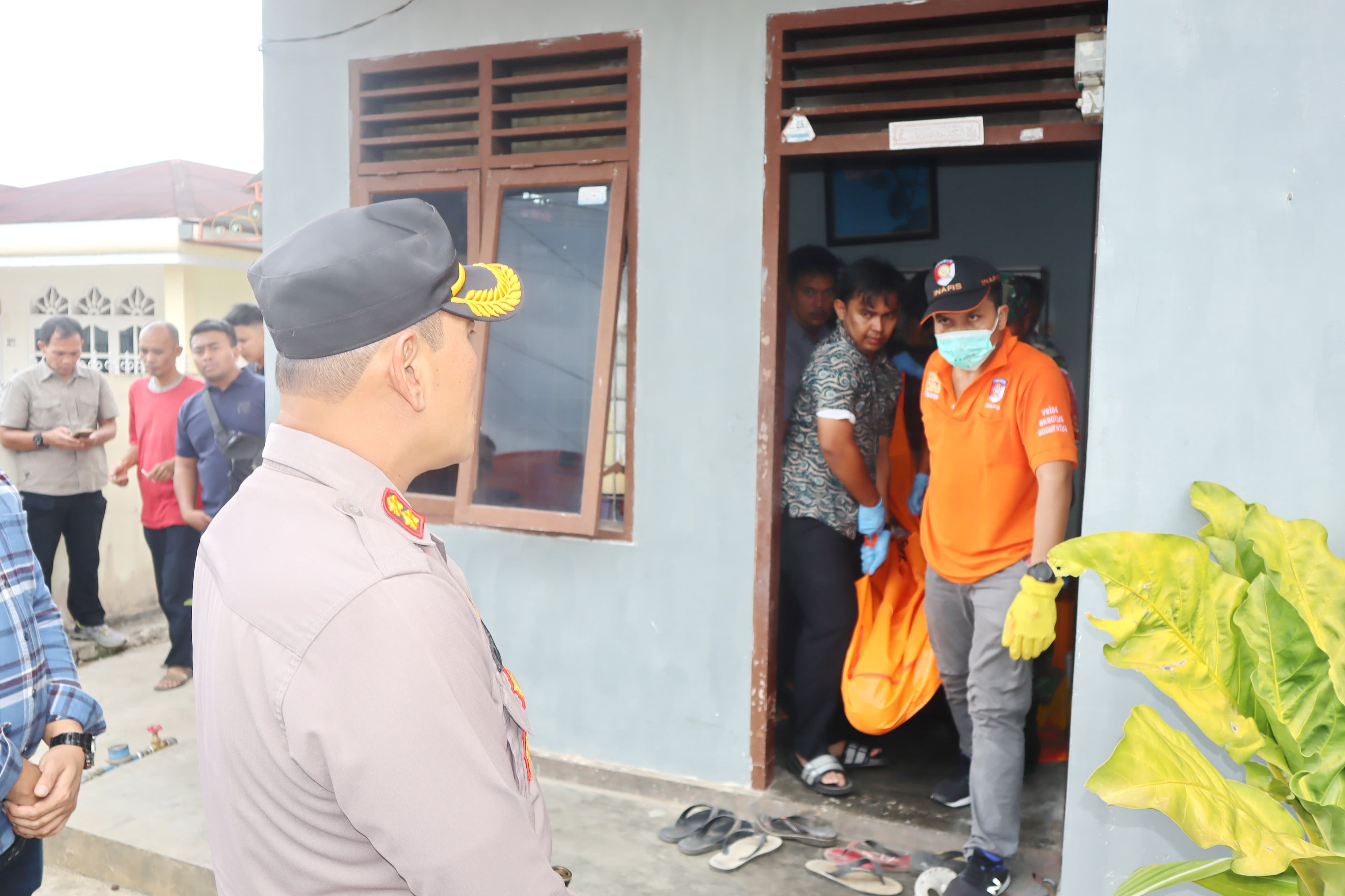 Aparat kepolisian mengevakuasi jenazah korban pembunuhan di Jalan Jubeir Ahmad, Kelurahan Sadabuan, Kecamatan Padangsidimpuan Utara, Kota Padangsidimpuan, Jumat (7/6/2024).