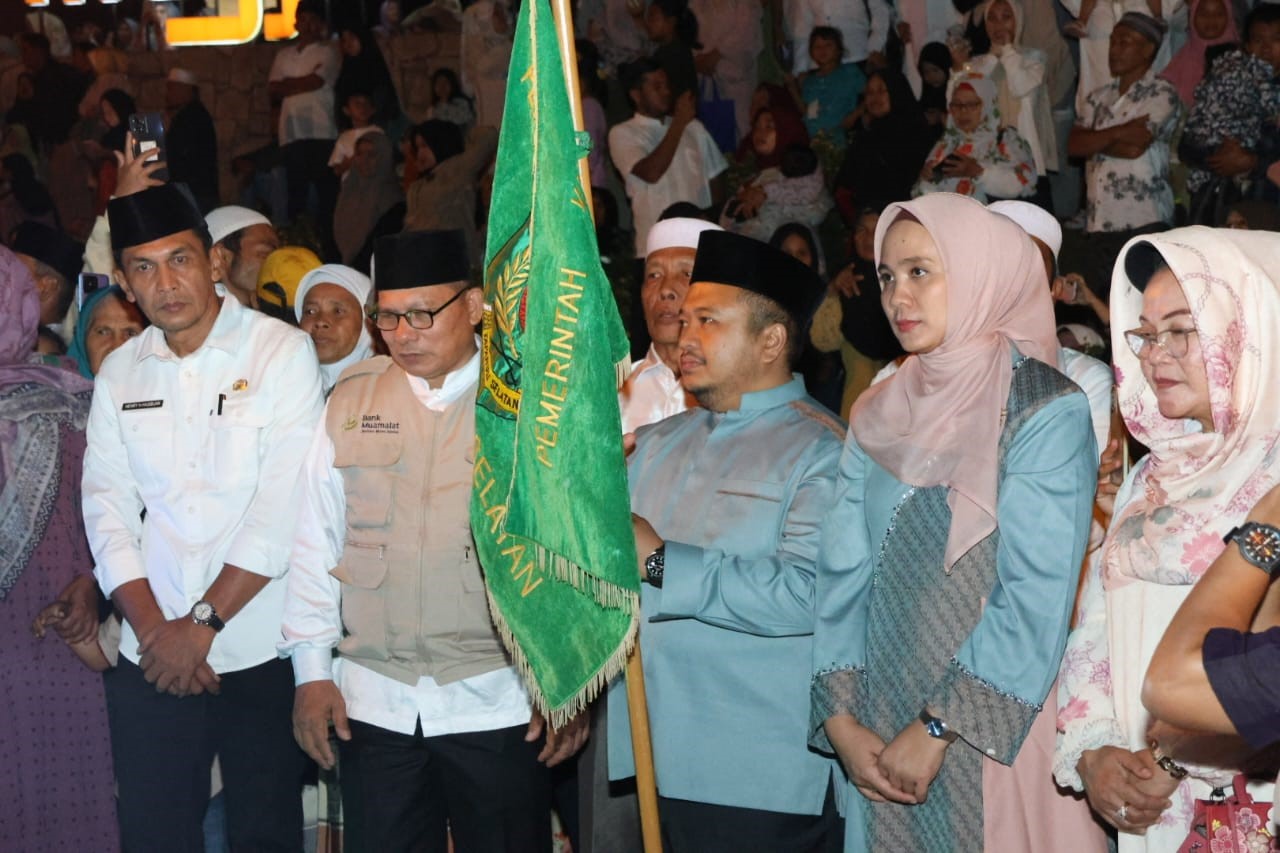 Bupati Tapsel, Dolly Pasaribu melepas 220 JCH asal Tapsel menuju asrama haji Medan dari Masjid Agung Syahrun Nur, Sipirok, Rabu (5/6).