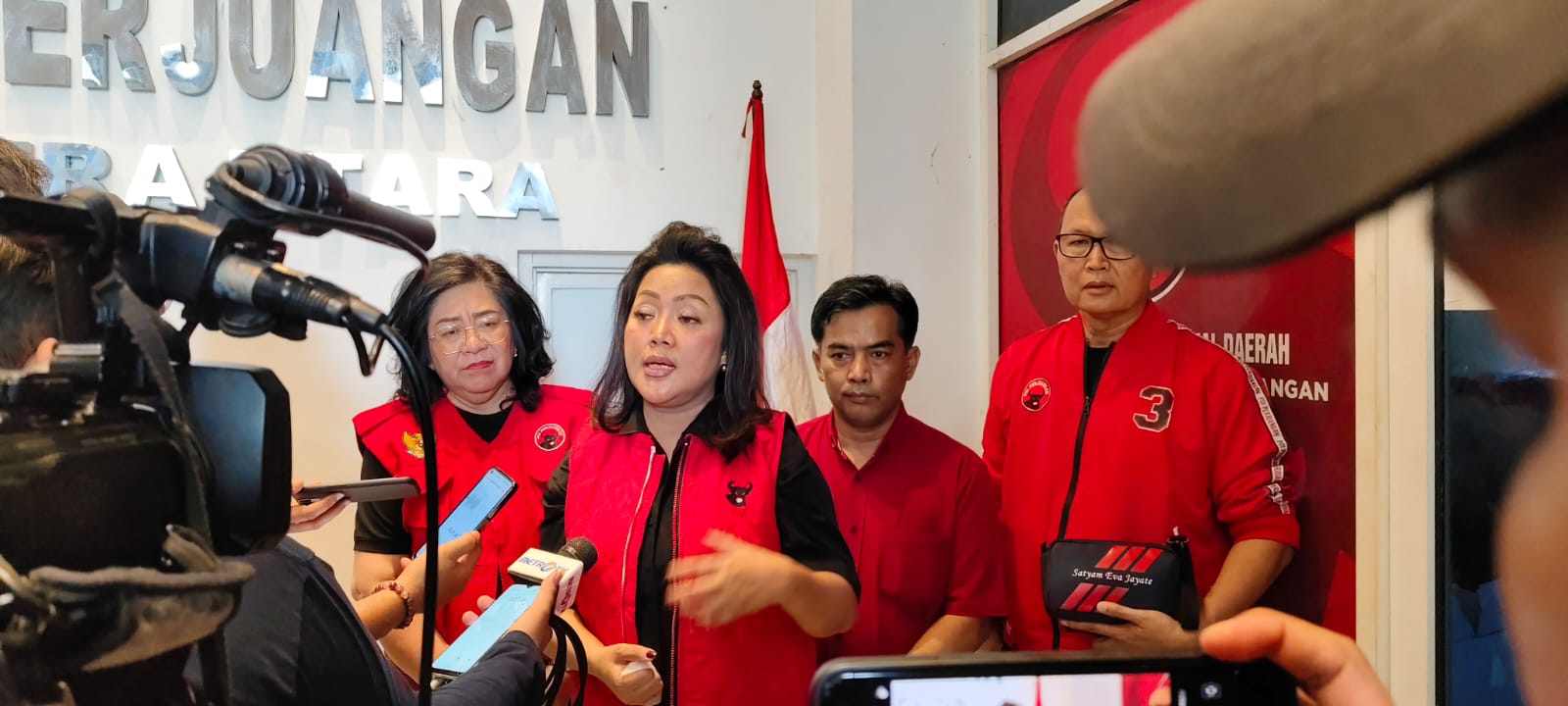 Balon Bupati Taput, Satika Simamora menjawab wartawan usai menjalani tes wawancara di kantor PDIP Sumut. Ist