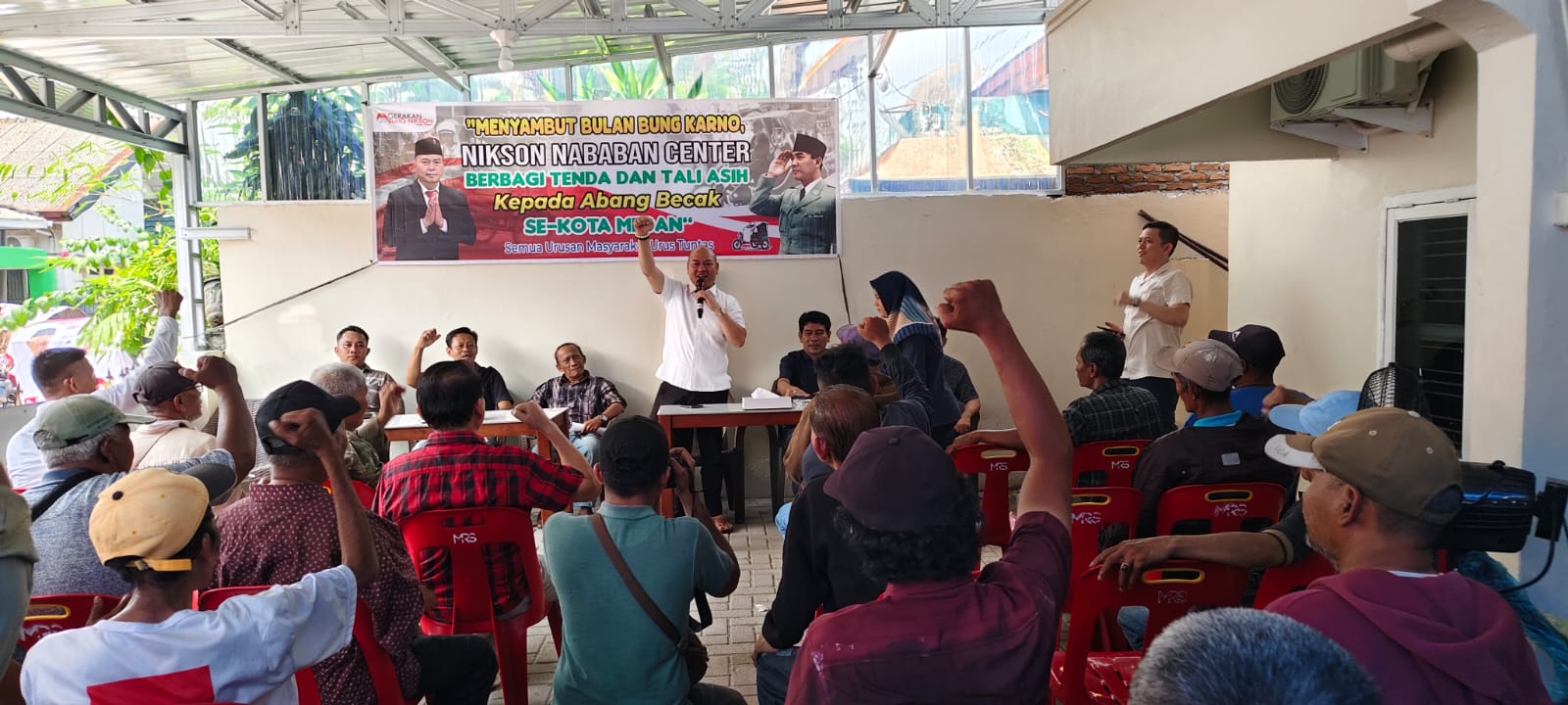 Balon Gubernur Sumut, Nikson Nababan menyemangati para pembetor di Posko Nikson Nababan Center Jalan Sei Seruai No.33 Medan, Rabu (12/6) pagi. Ist