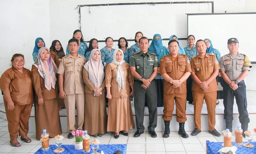 Pj. Sekdakab Tapteng, Erwin Hotmansah Harahap saat memimpin pelaksanaan kegiatan Intervensi Serentak Penurunan Stunting melalui Video Conference di Kecamatan Pinangsori.