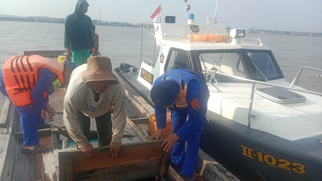 Sat Polair Polres Tanjungbalai melakukan pemeriksaan kapal.