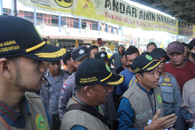 Panitera Pengadilan Agama Psp Nelson Dongoran saat memimpin Eksekusi tanah dan ruko 3 lantai di Kelurahan Wek II,Kec. Psp Utara.