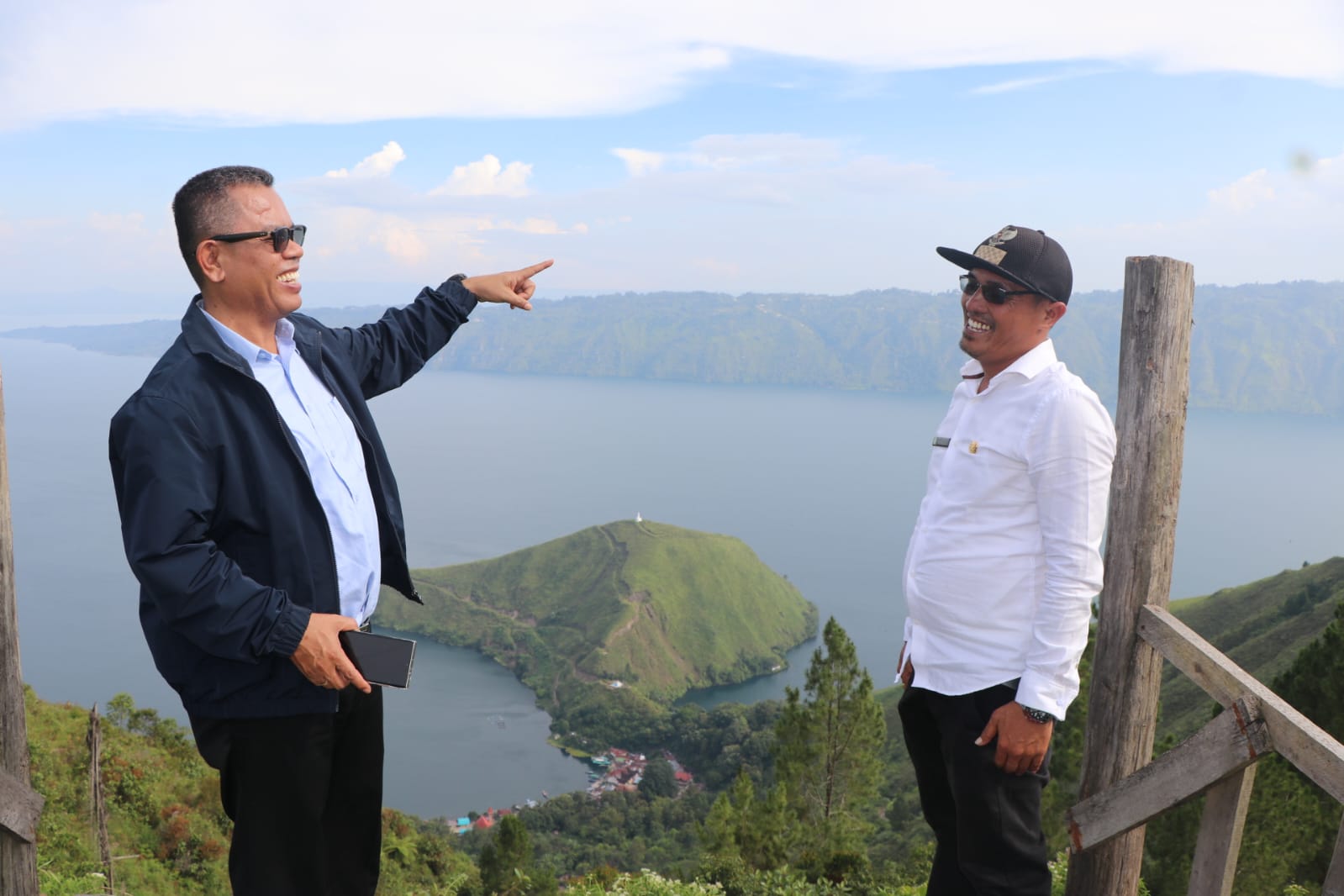 Bupati Toba Poltak Sitorus bersama Kepala Desa Sirungkungon Goklas Manurung.