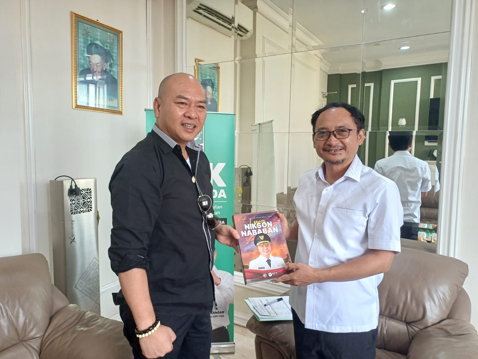 Bacagubsu, Nikson Nababan menyerahkan buku hasil karyanya selama 10 tahun memimpin Kabupaten Taput, kepada Sekjend DPP PKB, Hasanuddin Wahid usai menjalani fit and proper test, Jumat 14 Juni 2024. Ist