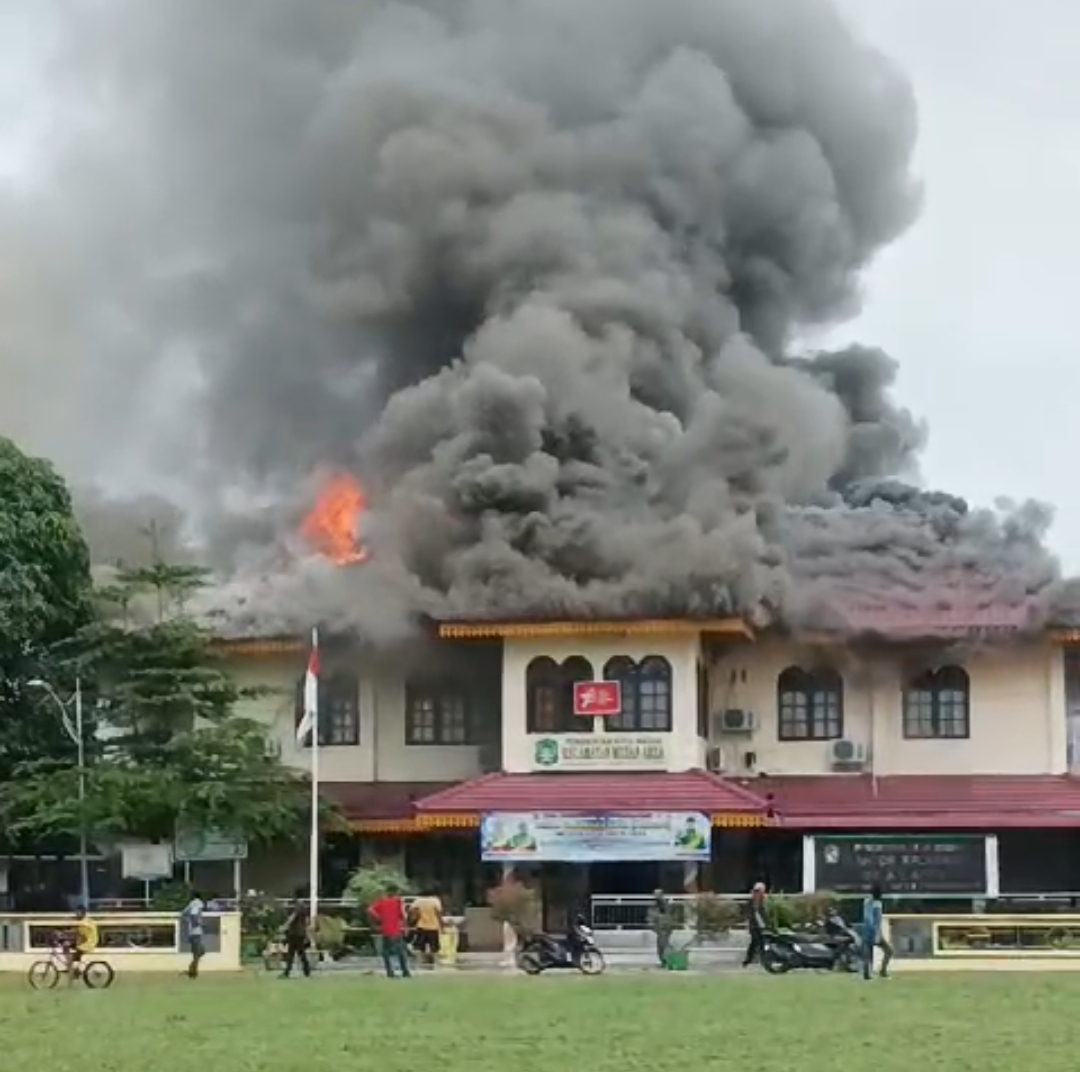 Tangkapan layar video kebakaran Kantor Camat Medan Area di Jalan Rahmadsyah, Kota Matsum I, Kota Medan, Sabtu 15 Juni 2024.