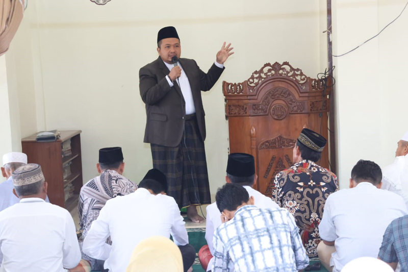 Bupati Tapsel dan keluaga Sholat Idul Adha 1445 H di Masjid Al-Ikhsan Desa Tanjung Dolok, Kecamatan Marancar.