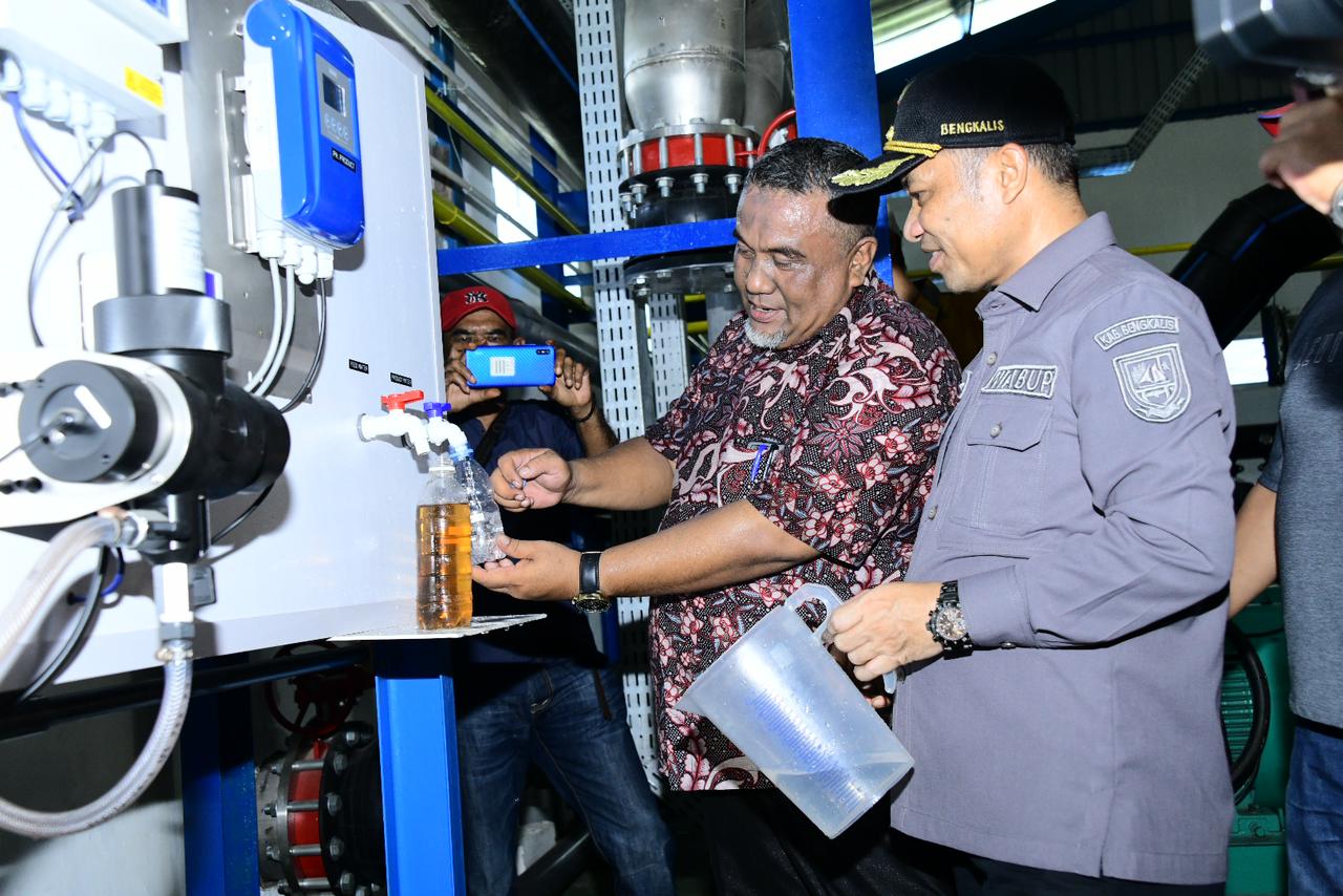 Wabup Bagus Santoso melakukan inspeksi mendadak (sidak) ke PDAM Tirta Terubuk Bengkalis.
