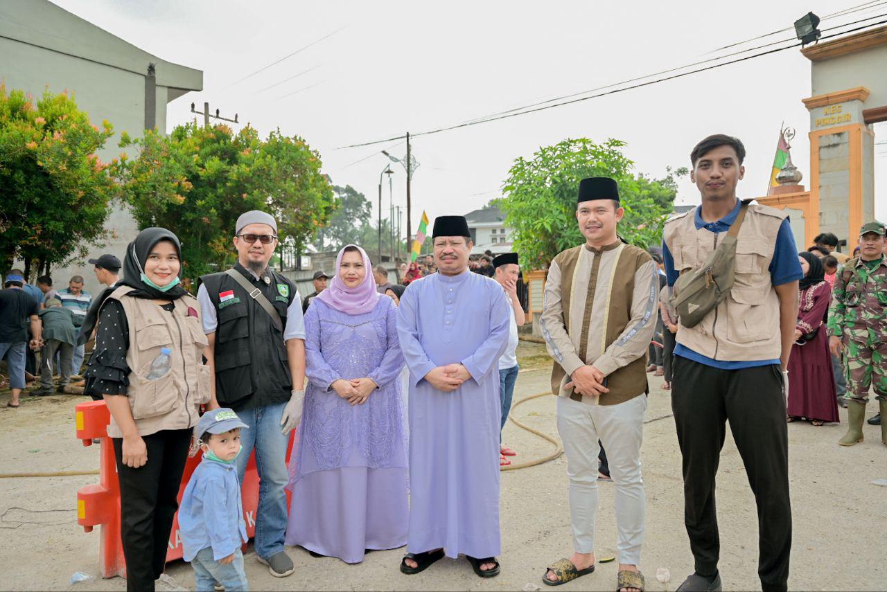 Bupati Bengkalis Kasmarni bersama suami yang juga Bupati Bengkalis ke-14 Amril Mukminin dan keluarga, menyaksikan pemotongan hewan qurban satu ekor sapi milik keluarganya, Senin 17 Juni 2024, di Masji
