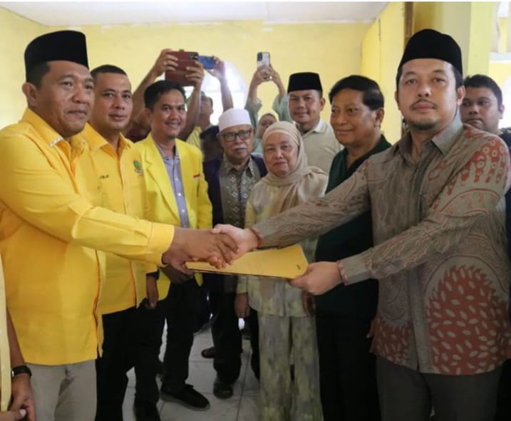 H Reski Basyah Harahap (Haji Obon) saat menyerahkan berkas pendaftaran sebagai balon bupati di Sekretariat DPD Partai Golkar Paluta, Selasa (23/4/2024). Ist