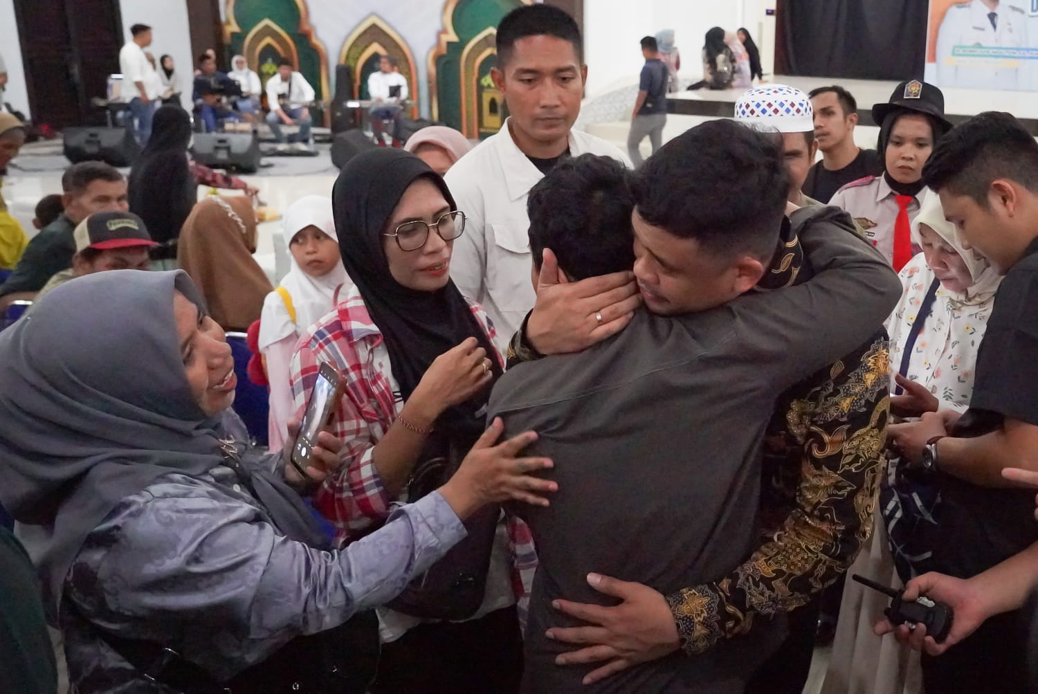 Wali Kota Medan Bobby Nasution memeluk seorang penyandang disabilitas penerima bantuan tunai di Gelanggang Mahasiswa UIN-SU, Jalan Sutomo Medan, Kamis (20/6).
