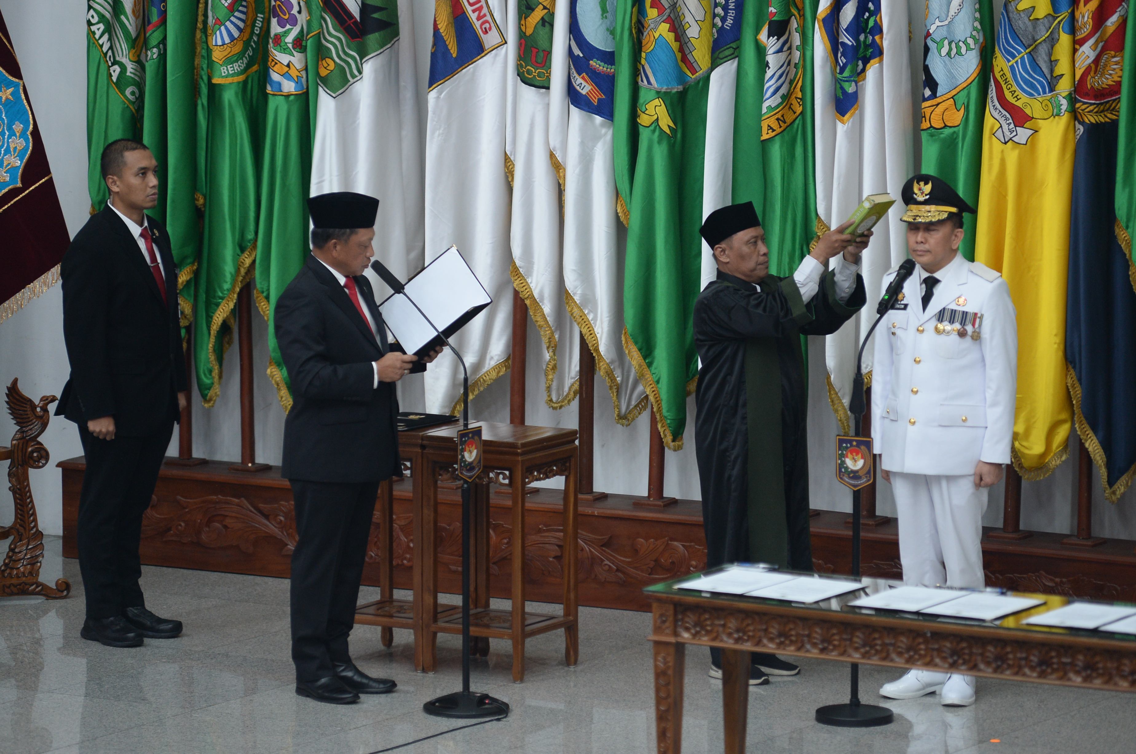 Menteri Dalam Negeri, Tito Karnavian melantik Agus Fatoni sebagai Penjabat Gubernur Sumut di Sasana Bakti Praja Kemendagri, Jakarta, Senin (24/6). Ist
