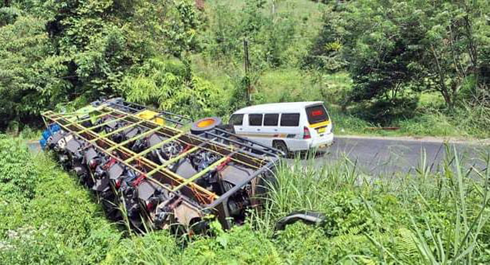 Hindari minibus, truk pengangkut sepeda motor terguling di Jalinsum di Desa Simirik, Kecamatan Padangsidimpuan Batunadua, Kota Padangsidmpuan, Sumatera Utara, pada Senin (24/6).
