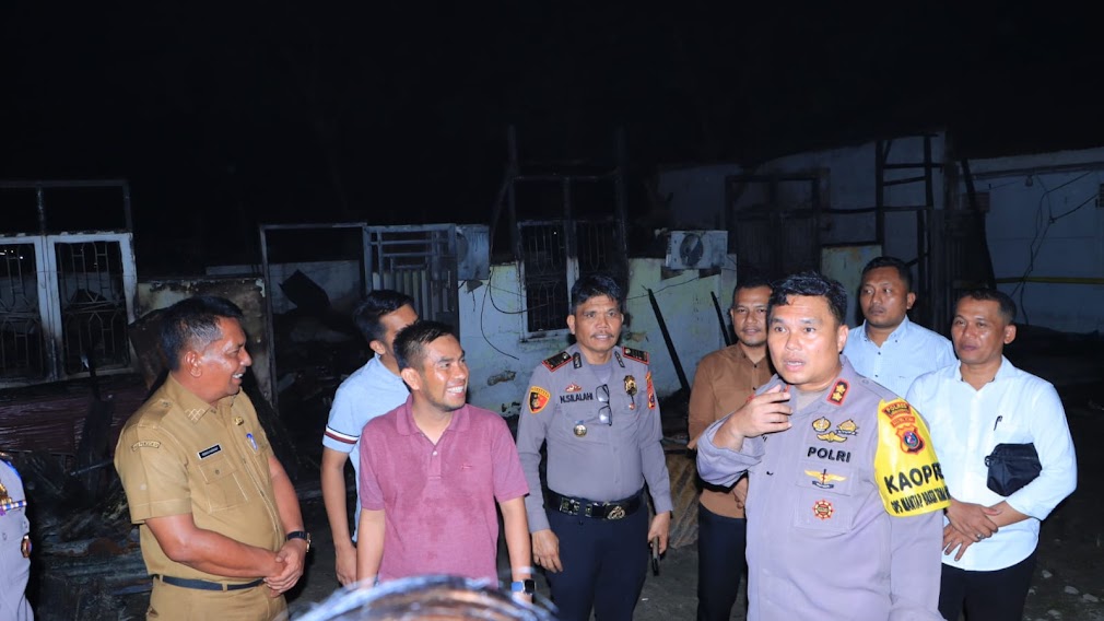 Kapolres Labuhanbatu AKBP Bernhard L Malau saat meninjau TKP kebakaran Kantor KPU Labura.