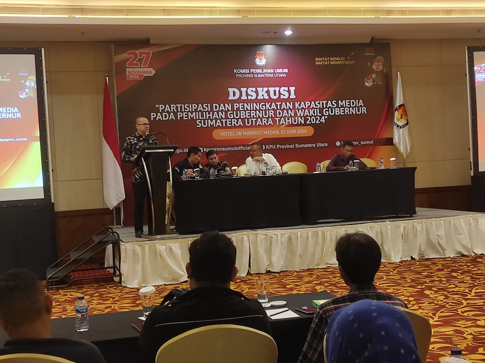 Ketua KPU Sumut, Agus Arifin membuka kegiatan diskusi bersama rekan-rekan wartawan di Hotel JW Marriott, Medan, Selasa 25 Juni 2024. Ist