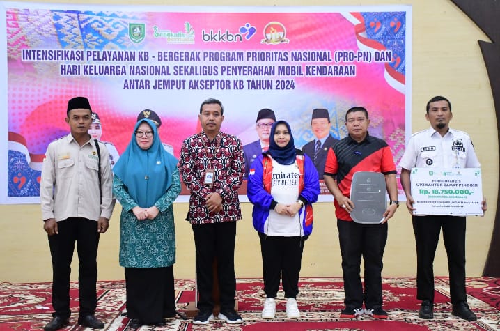 Bupati Bengkalis, Kasmarni, menyerahkan mobil antar jemput akseptor KB Tingkat Kabupaten Bengkalis, saat membuka kegiatan Intensifikasi Pelayanan KB Bergerak, Rabu (2662024).