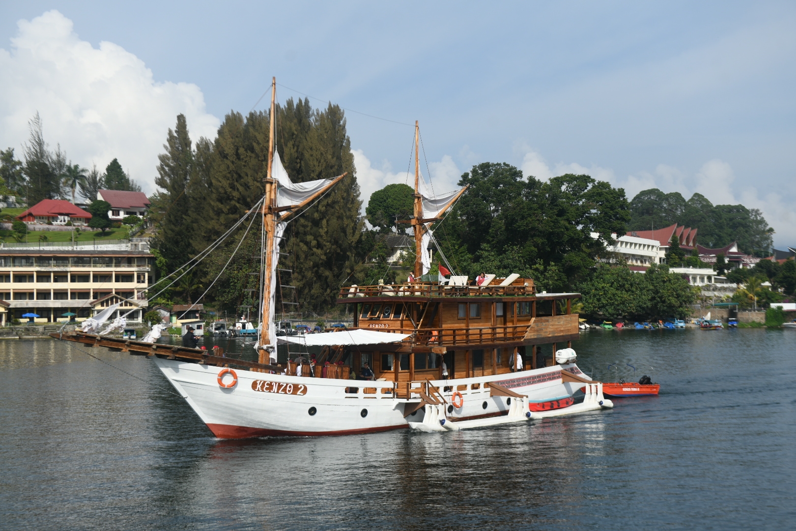Rombongan konjen dan konsulat menaiki Kapal Pinisi menuju Batu Gantung yang berada di Danau Toba, Parapat, Kabupaten Simalungun.