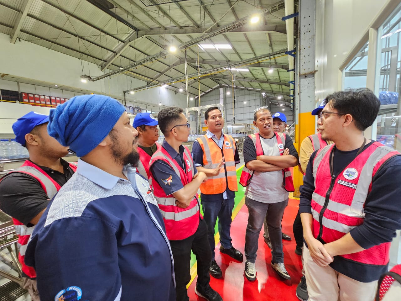 Suasana kunjungan para pelaku usaha AQUA di Medan dan sekitarnya ke Pabrik AQUA Berastagi.