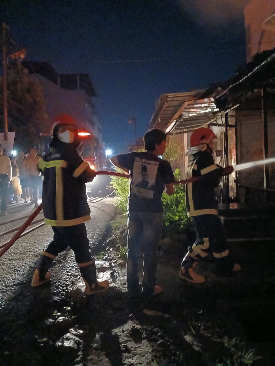 Lima unit mobil pemadam kebakaran milik Pemko Siantar diturunkan saat terjadi kebakaran empat unit rumah warga di Jalan Mojopahit, Jumat (28/06/2024) sekira pukul 00.30 WIB.
