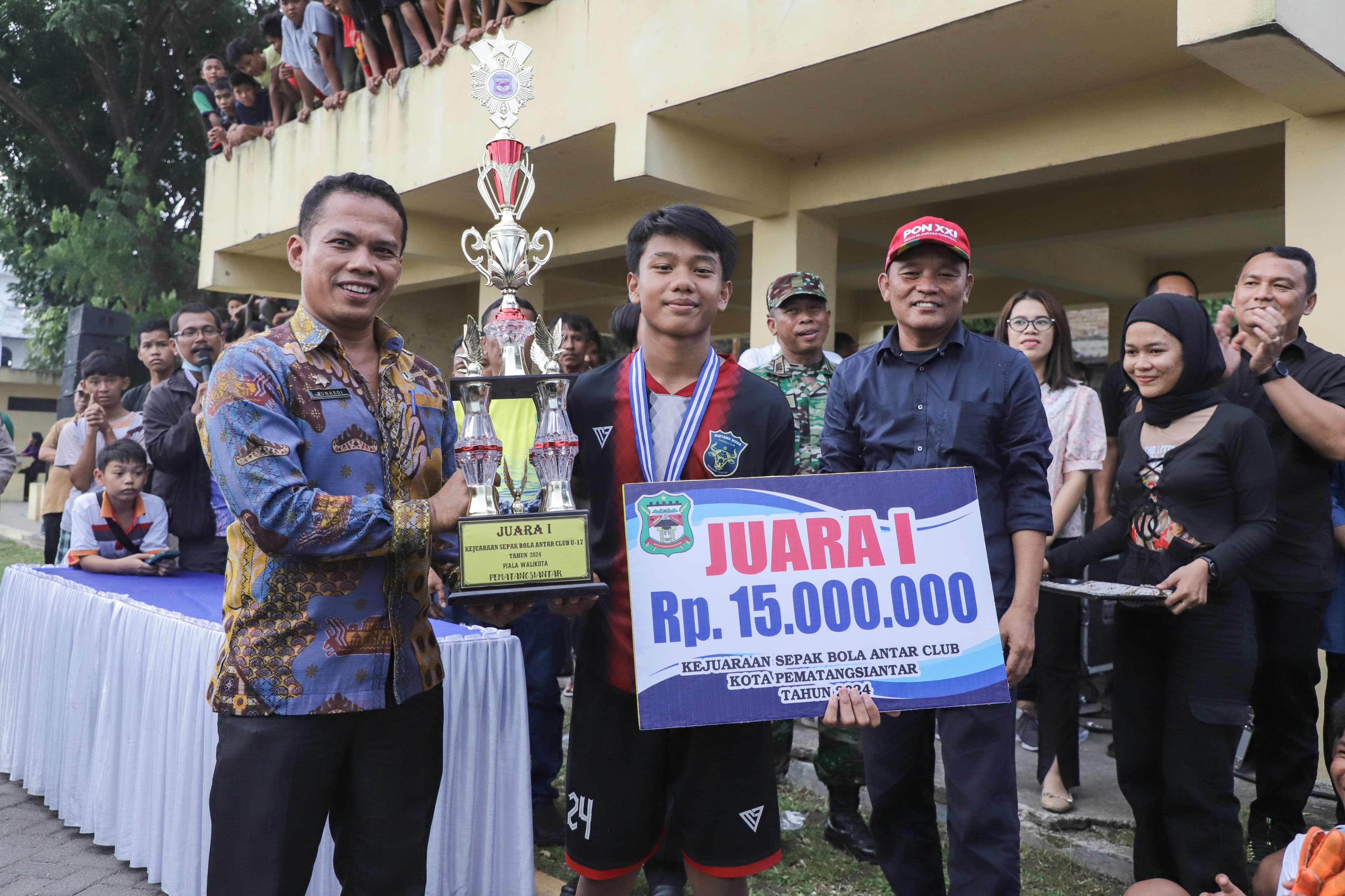 Wali Kota Siantar diwakili Sekda Junaedi Antonius Sitanggang SSTP MSi menghadiri acara penutupan Kejuaraan Sepak Bola U-17 Wali Kota Cup, Jumat (28/06/2024) sore.