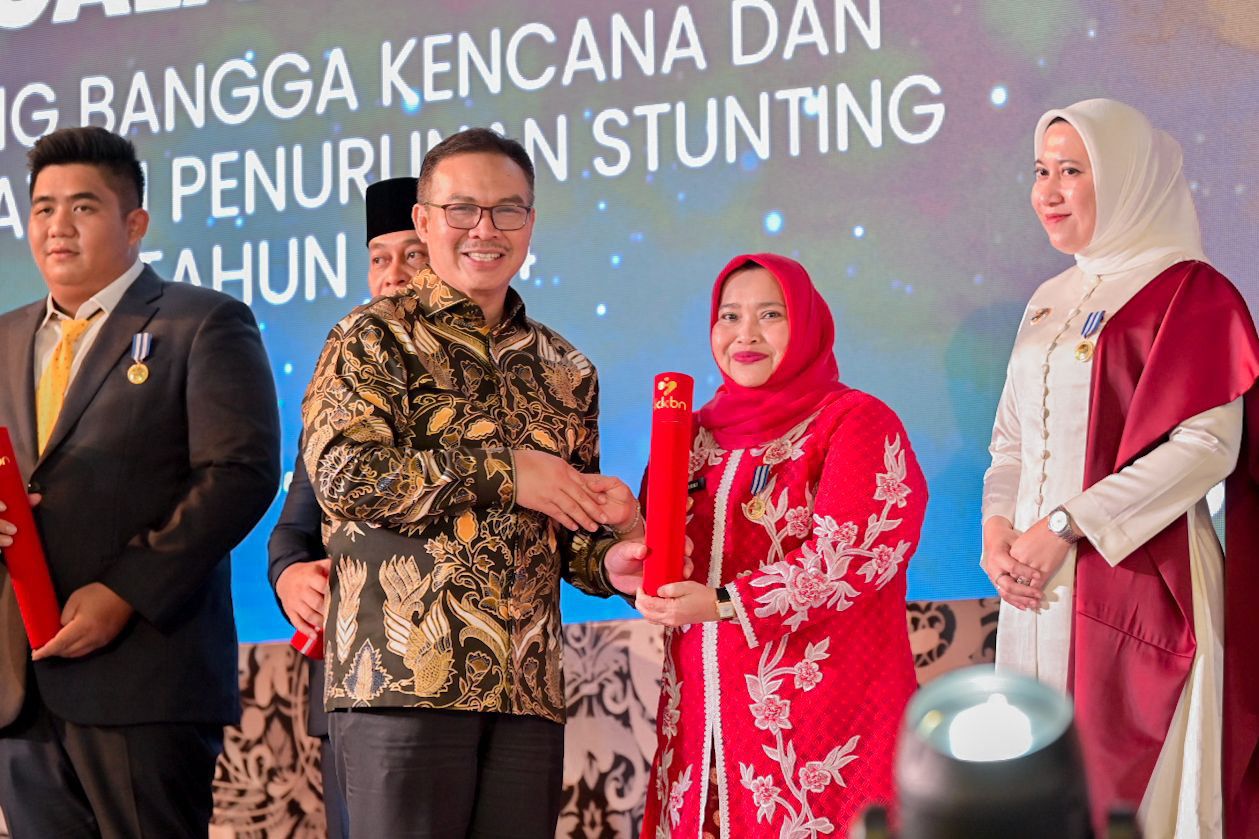 Bupati Bengkalis Kasmarni menerima penganugerahan Penghargaan Manggala Karya Kencana tahun 2024 dari Pemerintah Pusat melalui Badan Kependudukan dan Keluarga Berencana Nasional (BKKBN).