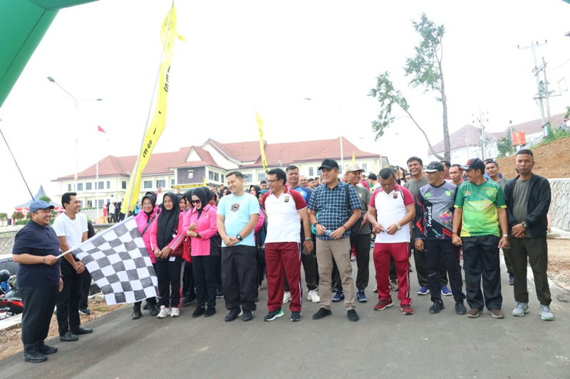 Bupati Tapsel Dolly Pasaribu dan Forkopimda kompak ikuti olahraga bersama dalam rangka HUT Bhayangkara ke-78.
