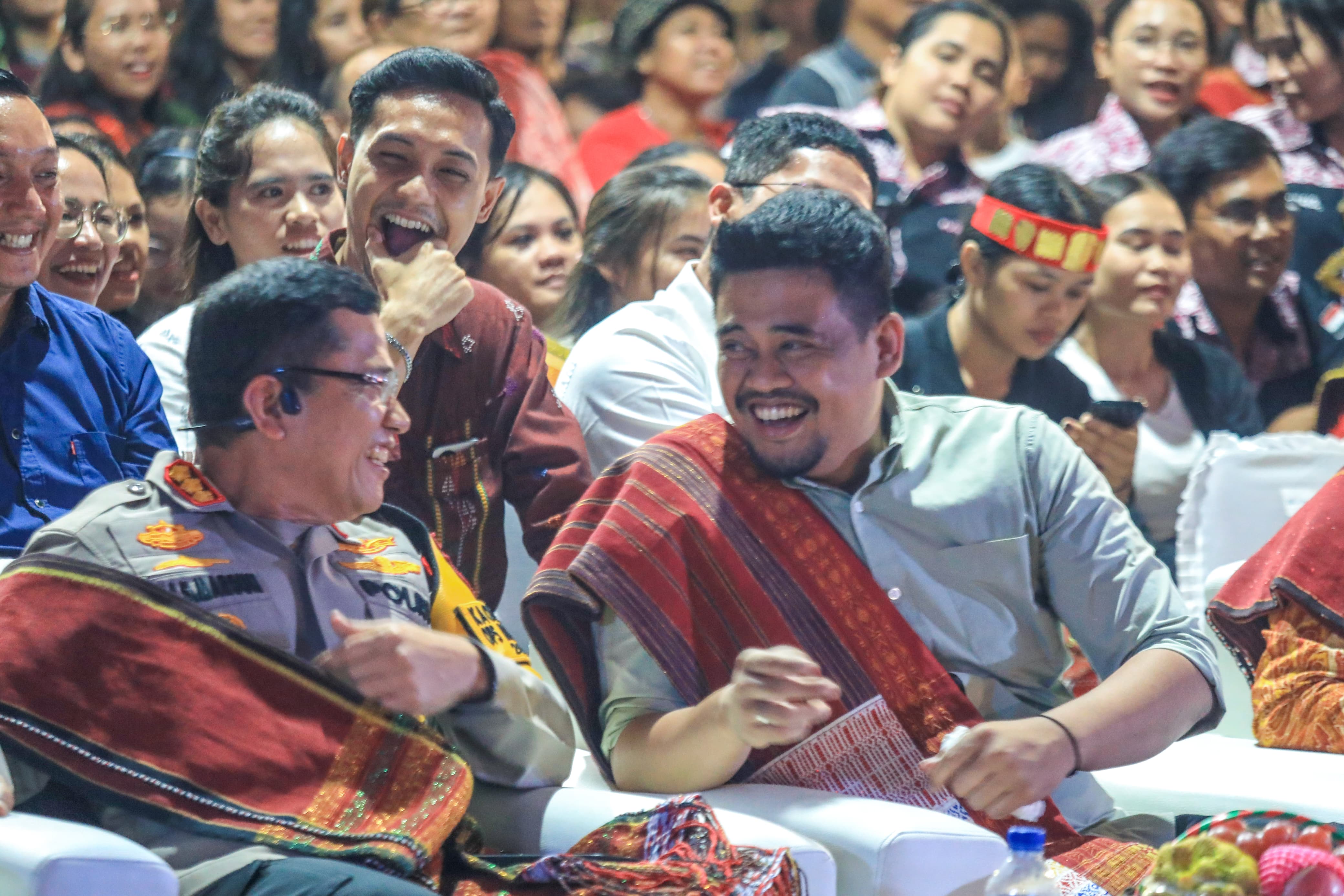 Pesta Gondang Naposo dalam rangka HUT Bhayangkara ke -78 berlangsung di Taman Tugu Pahlawan Sisingamangaraja, Kecamatan Medan Kota, Sabtu (29/6/24) malam.