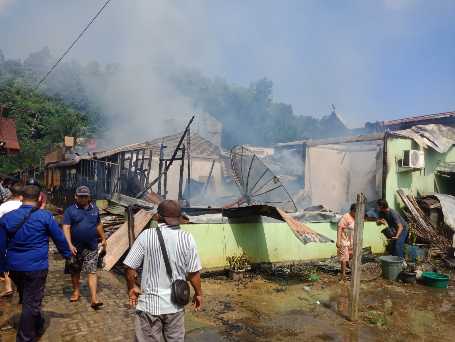 Lima rumah di Gang GKPA Lingkungan I Hutanaponggol, Kelurahan Sibuluan Nalambok, Kecamatan Nalambok, Kabupaten Tapteng ludes terbakar.