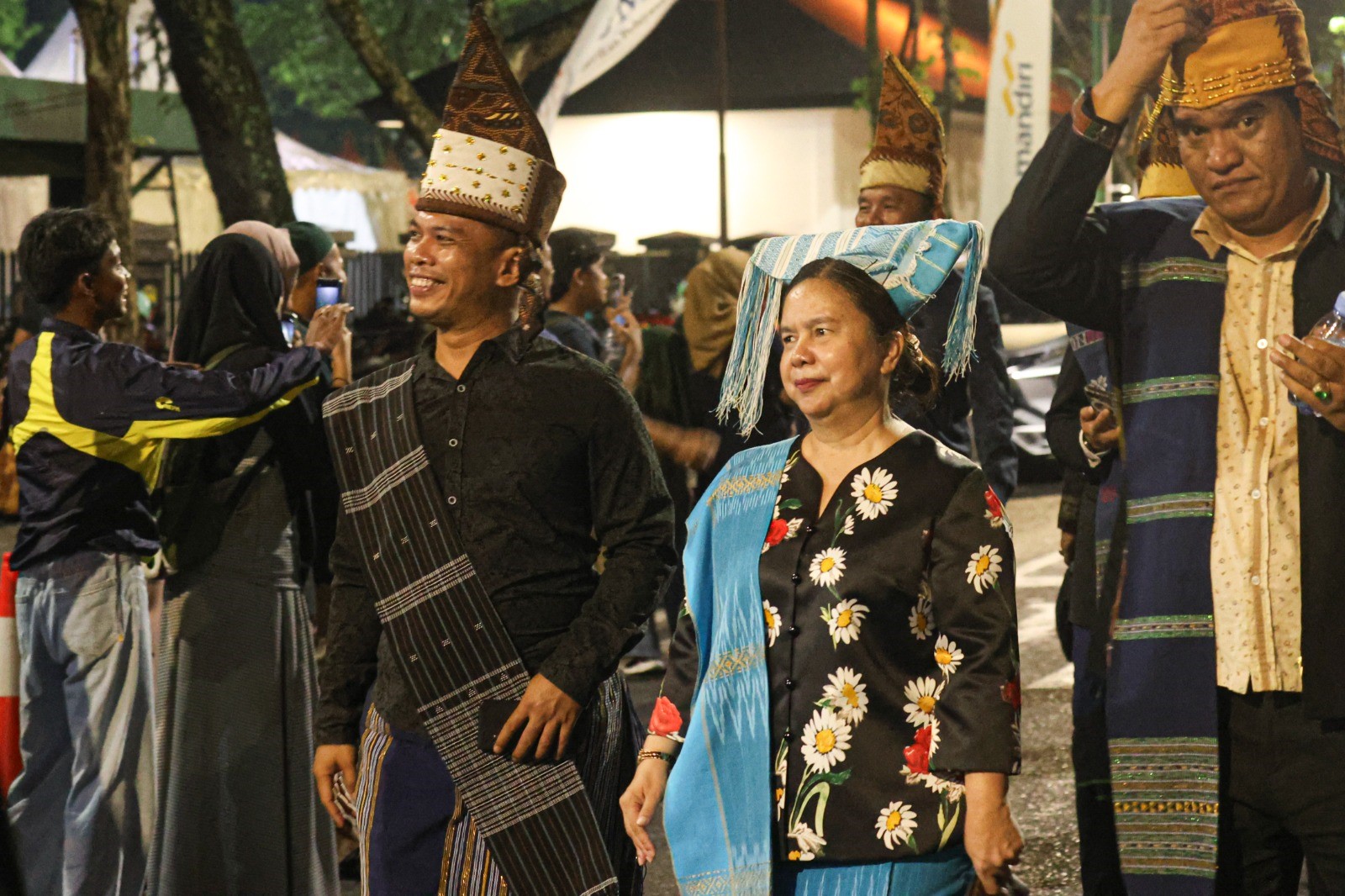 Kontingen Kota Pematangsiantar di Pawai Budaya Colorful Medan Night Carnival.