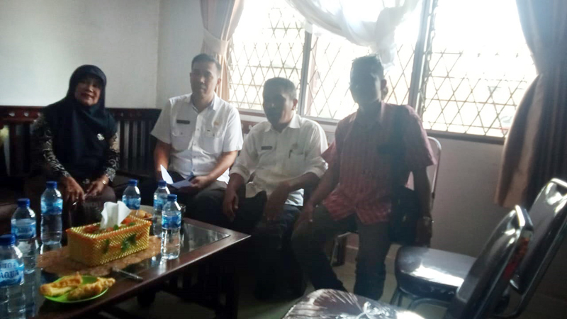 Kepala SMA Negeri 1 Tanah Jawa Ramayanti Lubis bersama rombongan Cabang Dinas Wil IV.
