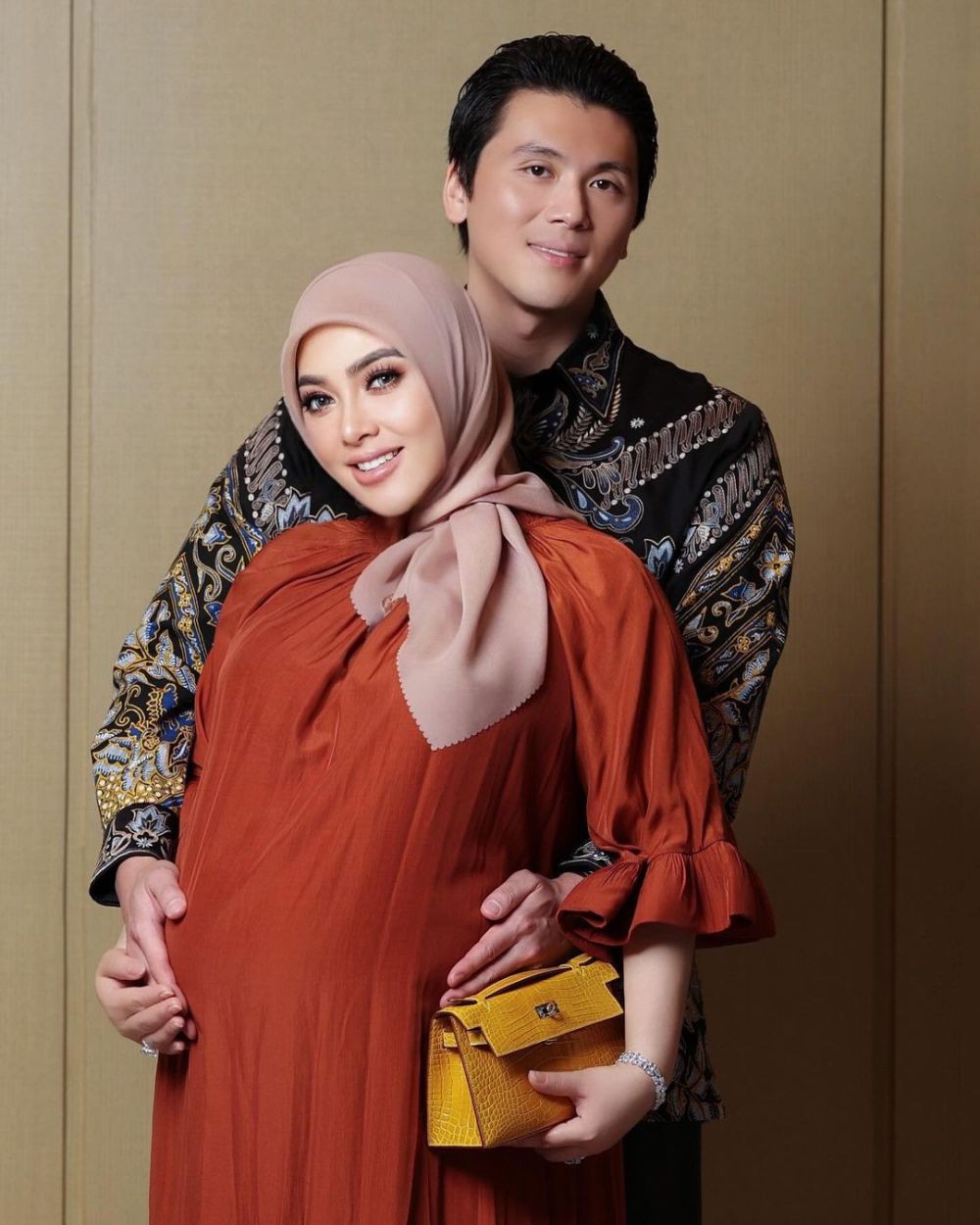 Syahrini dan suami