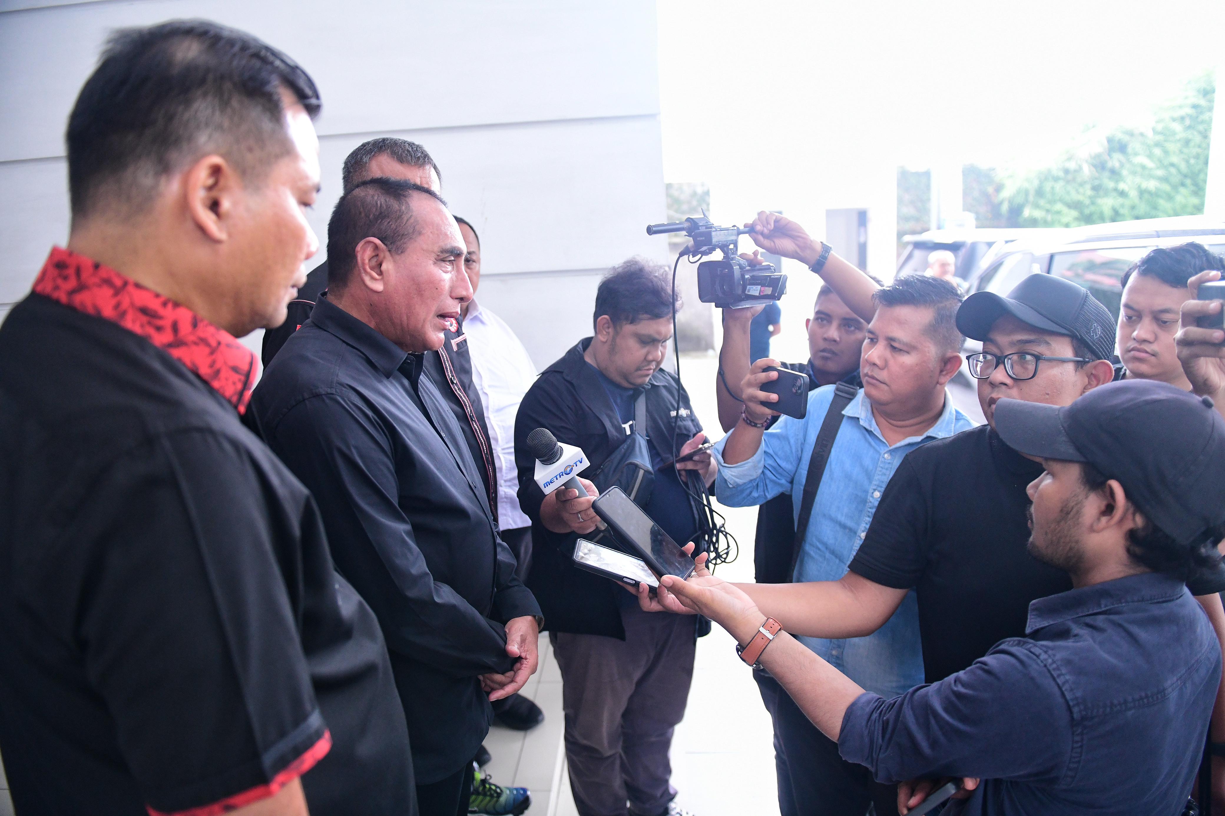 Bacagubsu Edy Rahmayadi menjawab wartawan usai mengikuti sesi wawancara, uji kelaikan dan kepatutan di Kantor PDIP Sumut, Jalan Jamin Ginting, Medan, Jumat, 5 Juli 2024.