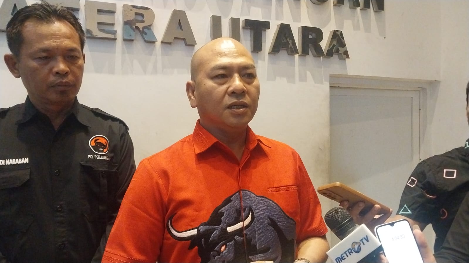 Bacagubsu Nikson Nababan menjawab wartawan usai menjalani fit and proper test di kantor PDIP Sumut, Jumat, 5 Juli 2024.