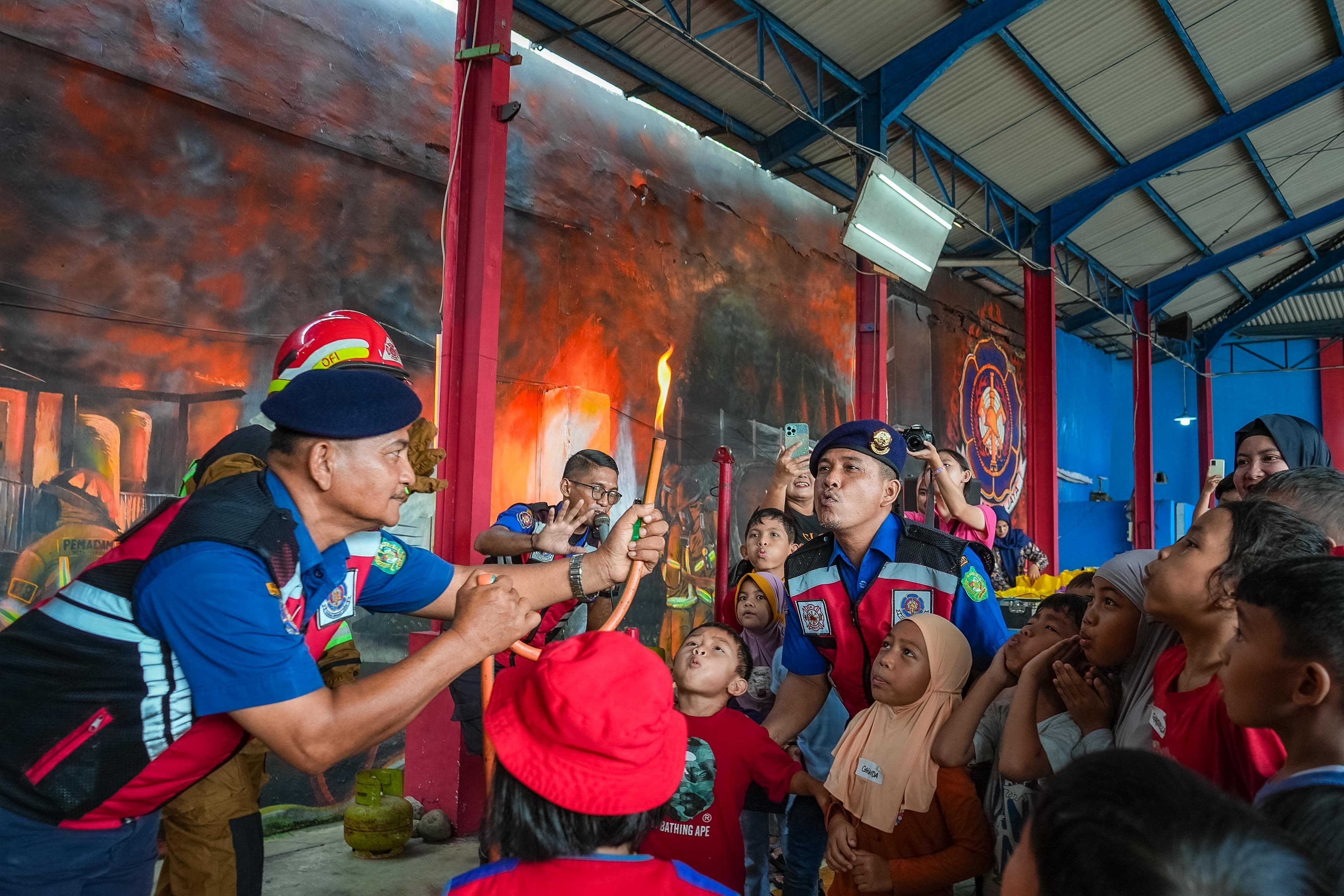 Dinas Pemadam Kebakaran dan Penyelamatan (Damkarmat) Medan mengedukasi dan memberikan sosialisasi bahaya dan penanganan kebakaran kepada anak-anak usia dini, Kamis (4/7).