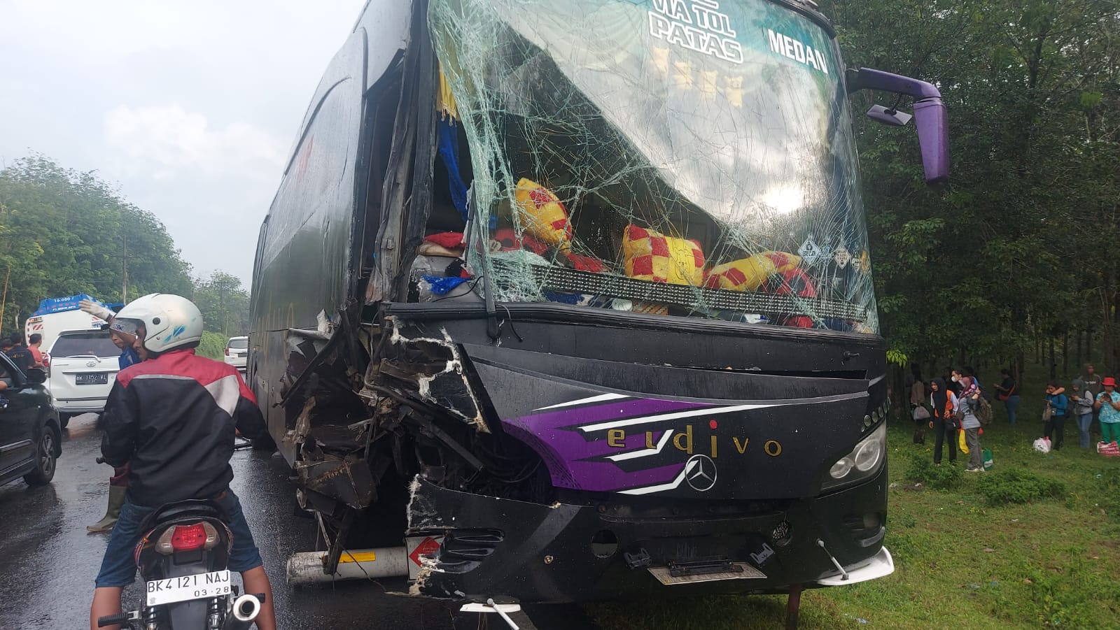 Bus penumpang Eldivo milik PT Eldivo Tunas Arta bertabrakan dengan mobil tangki milik PT Miduk Arta, di jalinsum Siantar-Tebing, persisnya di perbatasan Kabupaten Simalungun-Serdang Bedagai