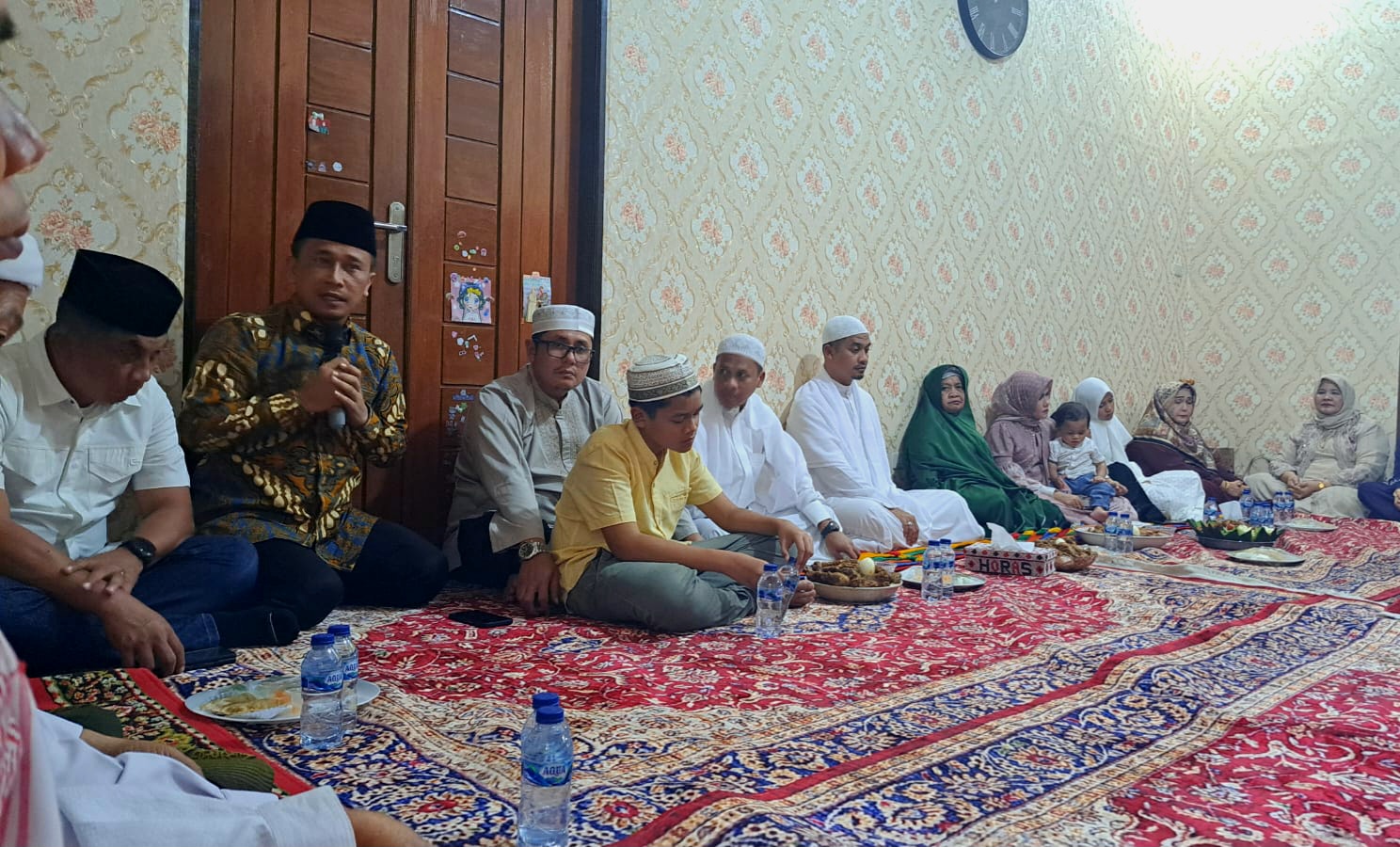 Pj Bupati Paluta memberikan pesan atas kepulangan Kapolres Tapsel usai beribadah haji, Sabtu (6/7/2024) di Rumah Dinas Kapolres Tapsel, Jalan Imam Bonjol, Kota Padangsidimpuan. (Samman/Metrodaily)