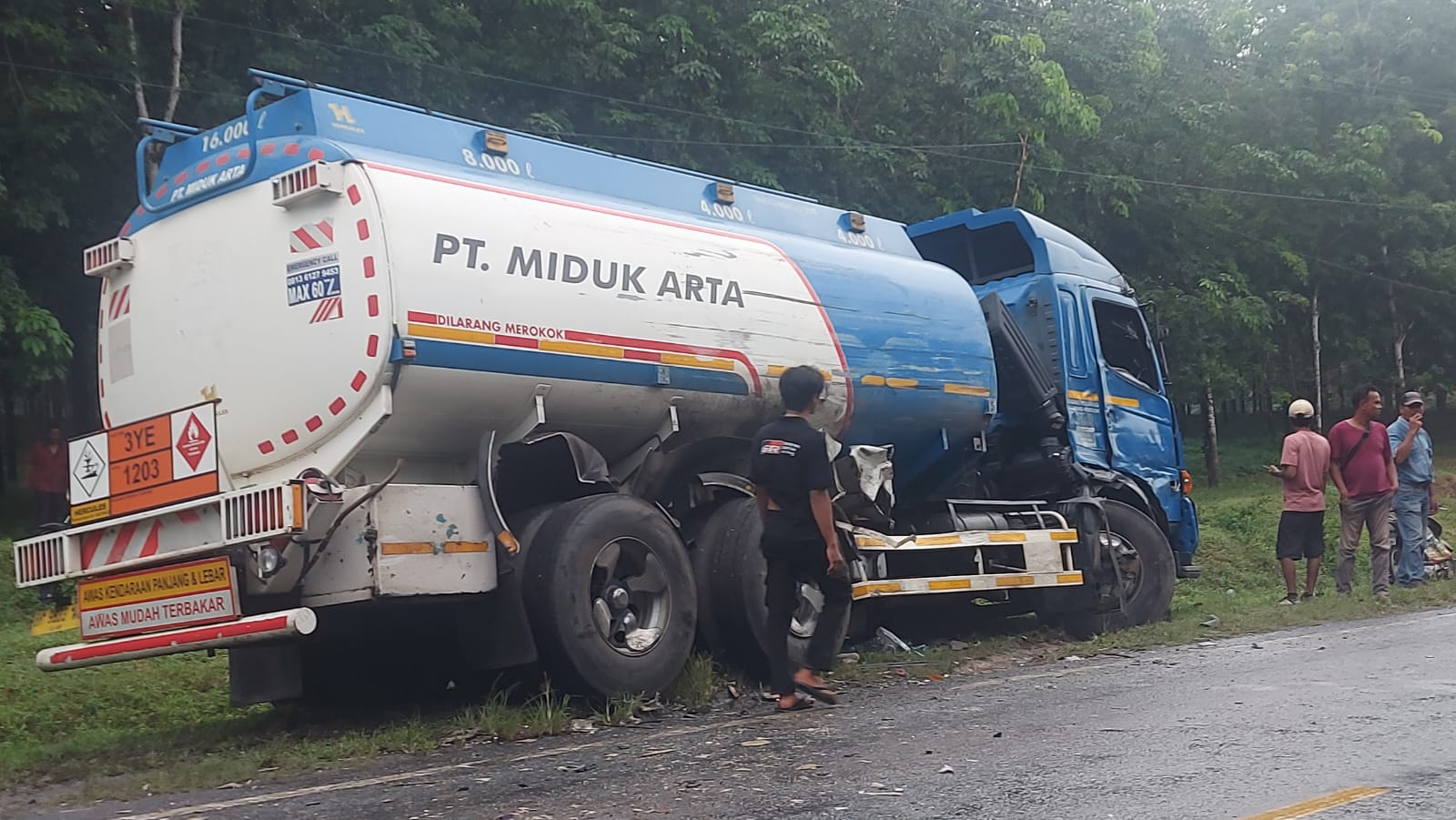 Mobil tangki Miduk Arta dengan nopol BK 9833 WO, yang bertabrakan dengan bus Eldivo.