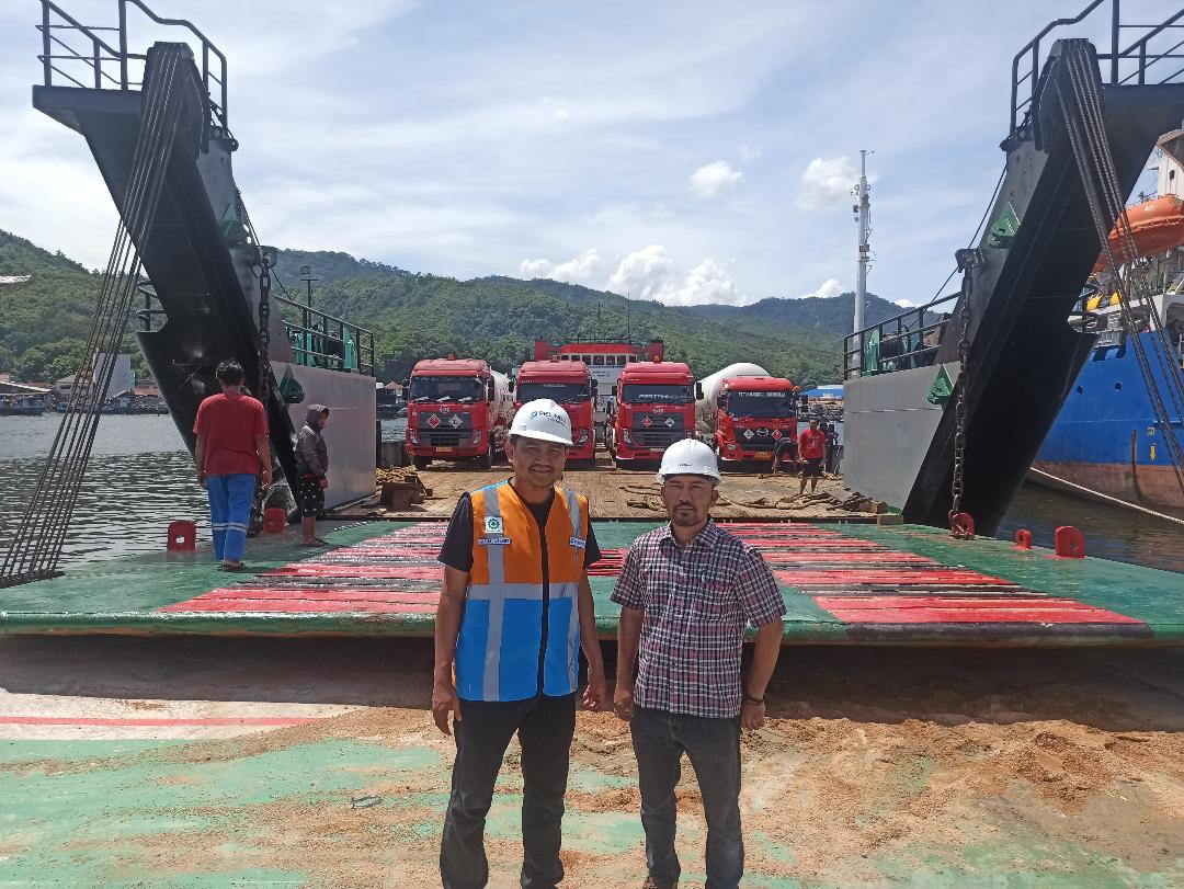Deputi Branch Manager Operasional Subiyanto, bersama Kepala Cabang TTC Mahirton Bali meninjau kapal LCT Bintang Samudra 8 sandar di dermaga Pelabuhan Pelindo Sibolga.