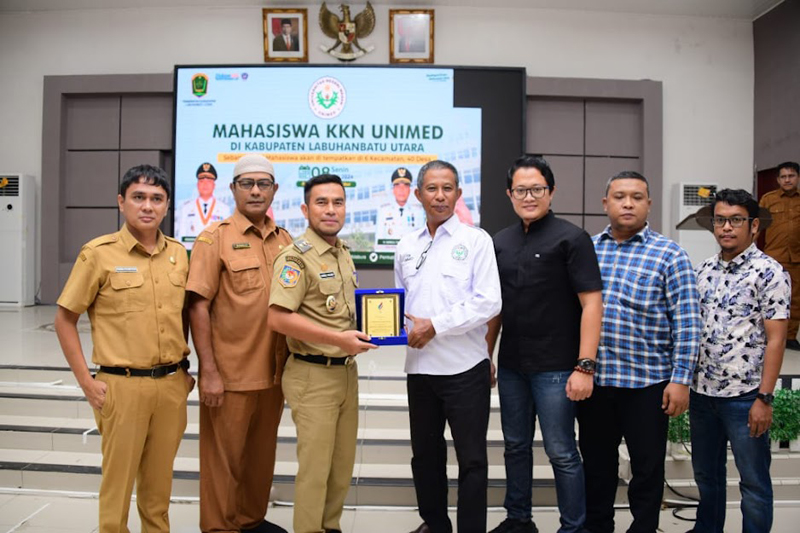 Acara serah terima Mahasiswa Kuliah Kerja Nyata (KKN) Universitas Negeri Medan di Aula Ahmad Dewi Syukur, Labura.