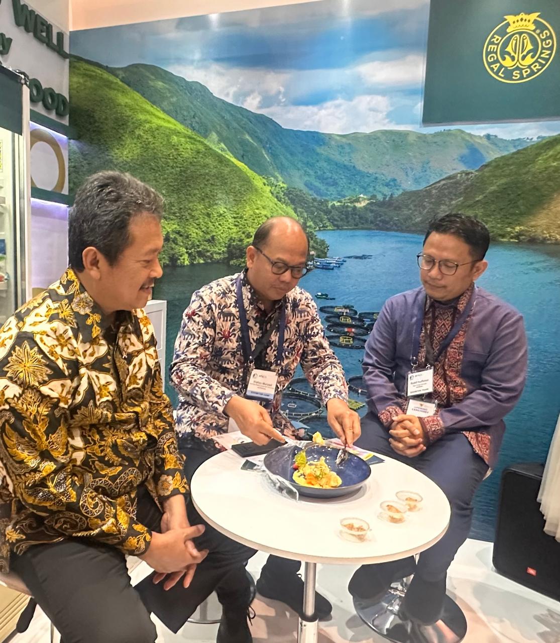 Menteri Kelautan & Perikanan, Sakti Wahyu Trenggono (pertama dari kiri) mengunjungi stan Regal Springs Indonesia di acara Asian-Pacific Aquaculture.