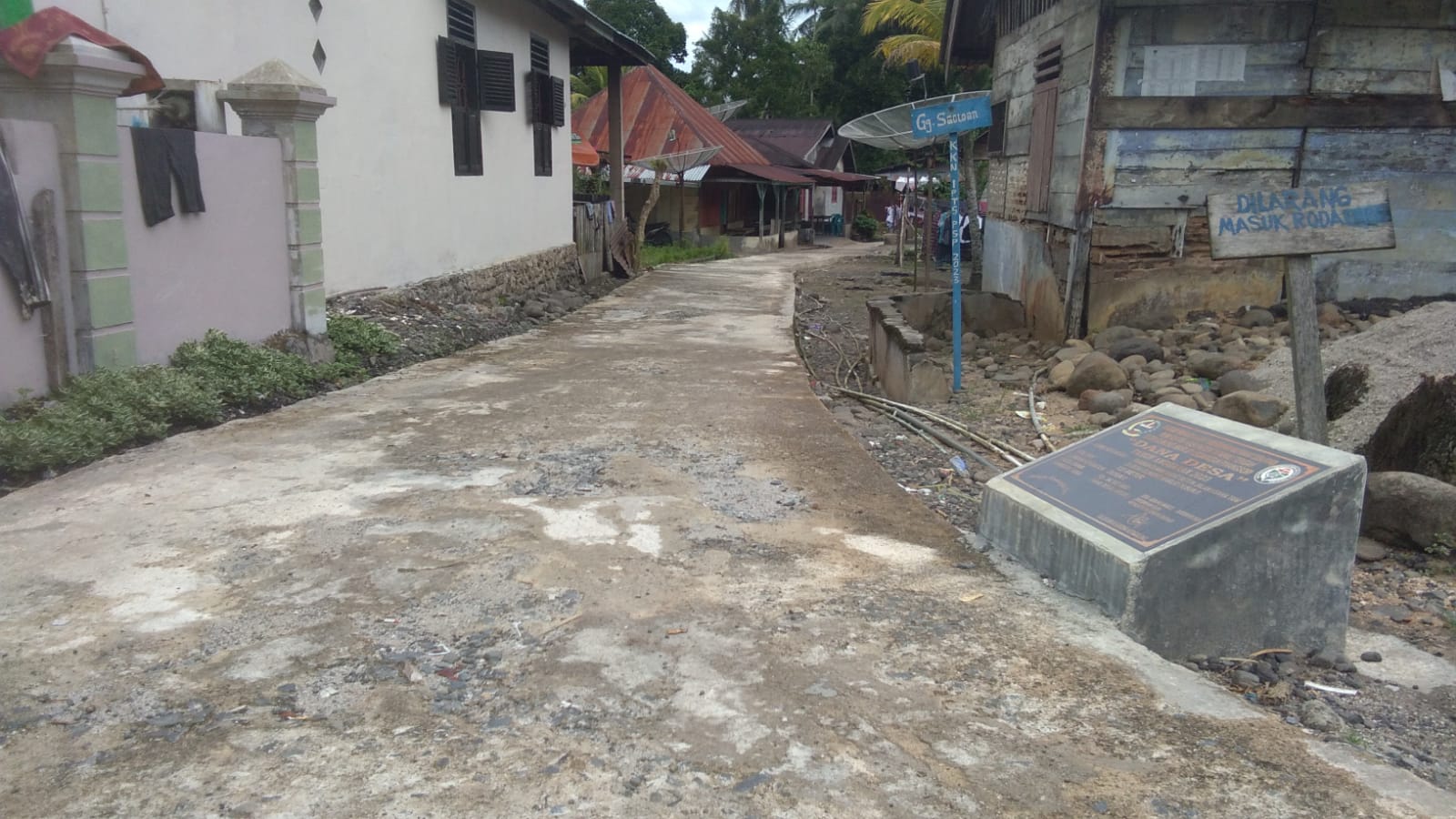 Rabat beton jalan setapak di Desa Gunung Marijo Dusun II dan Dusun III, Kecamatan Pinang Sori, Kabupaten Tapanuli Tengah  tidak berkualitas. (Metrodaily/Nurudin Hutapea)