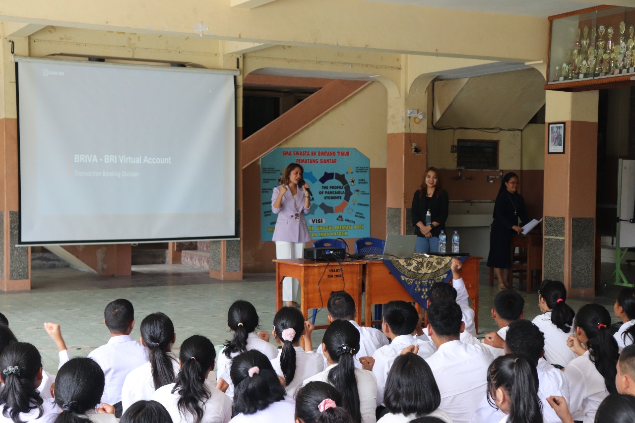 Vinky Simanjuntak dan Tari sebagai RM Dana mewakili BRI Kantor Cabang Pematang Siantar, saat sosialisasi pembayaran uang sekolah melalui BRIVA, di SMP swasta Bintang Timur, Kamis, 11 Juli 2024.
