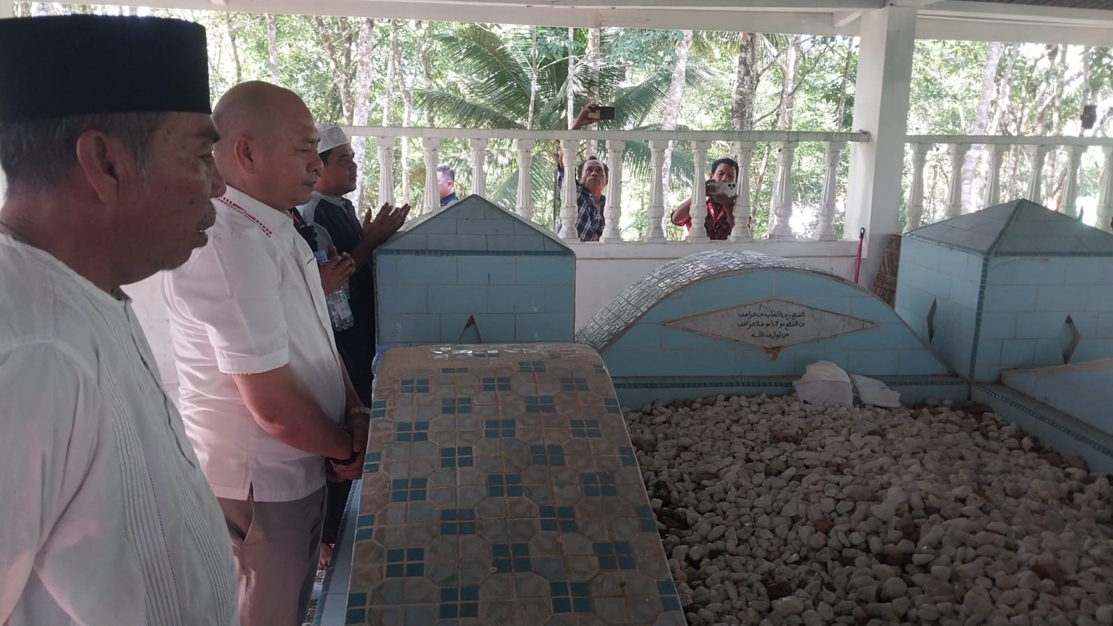Bacagubsu Nikson Nababan (tengah) ziarah kubur ke makam Syekh Zainal Abidin Harahap, pendiri masjid tertua di Kota Padangsidimpuan, Sabtu, 13 Juli 2024.
