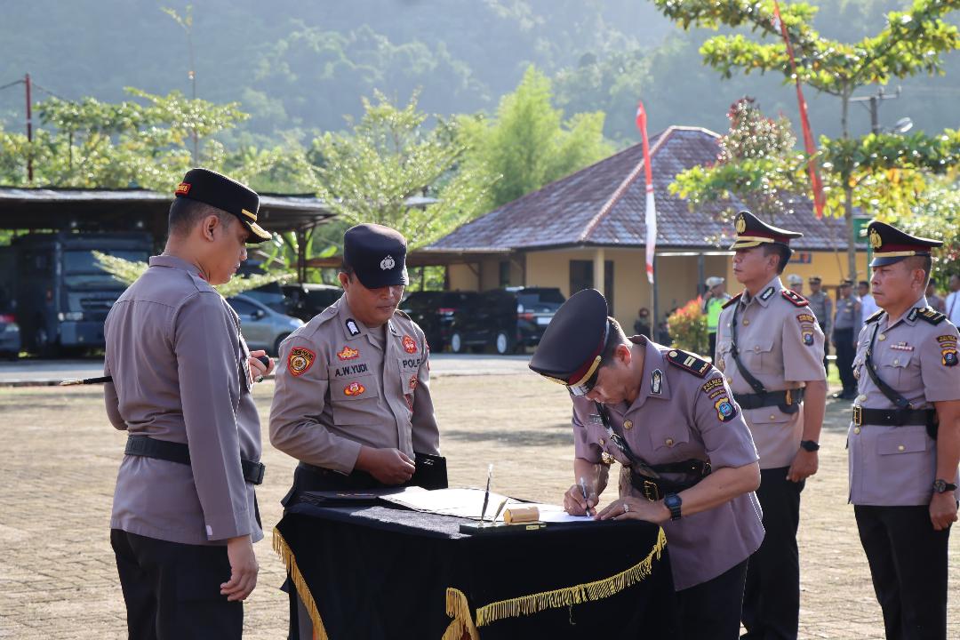 Kapolres Tapteng, AKBP Basa Emden Banjarnahor saat memimpin Sertijab di halaman Mapolres Tapteng.