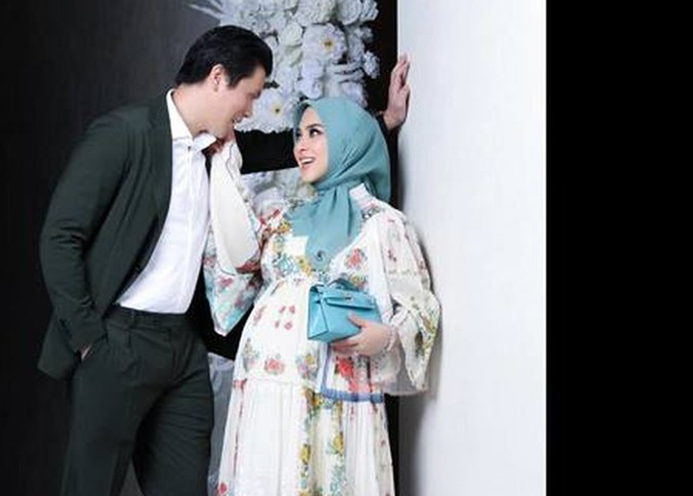 Syahrini bersama suami.
