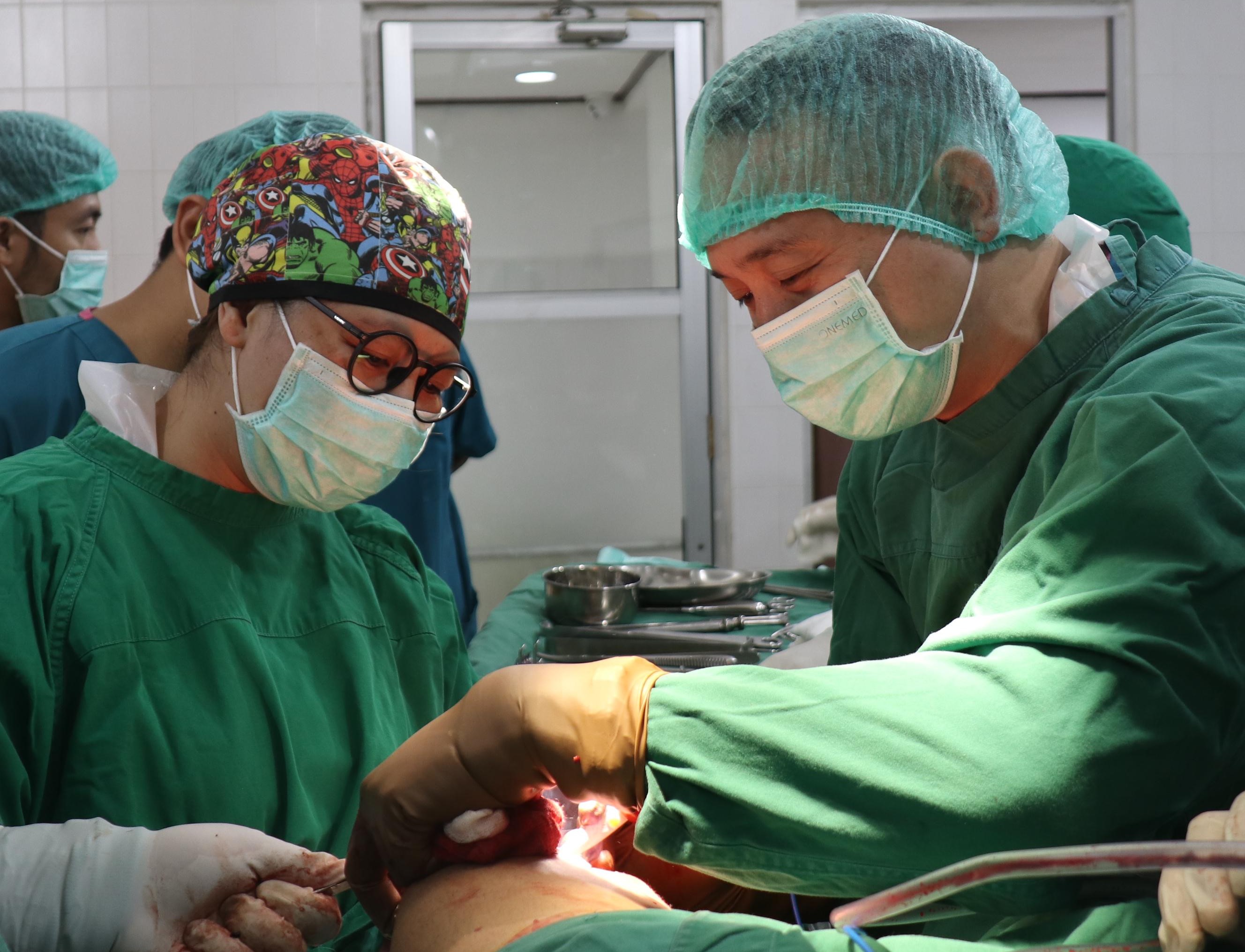 Operasi tumor tulang dilakukan dr. Andriandi di RS Adam Malik, Medan.